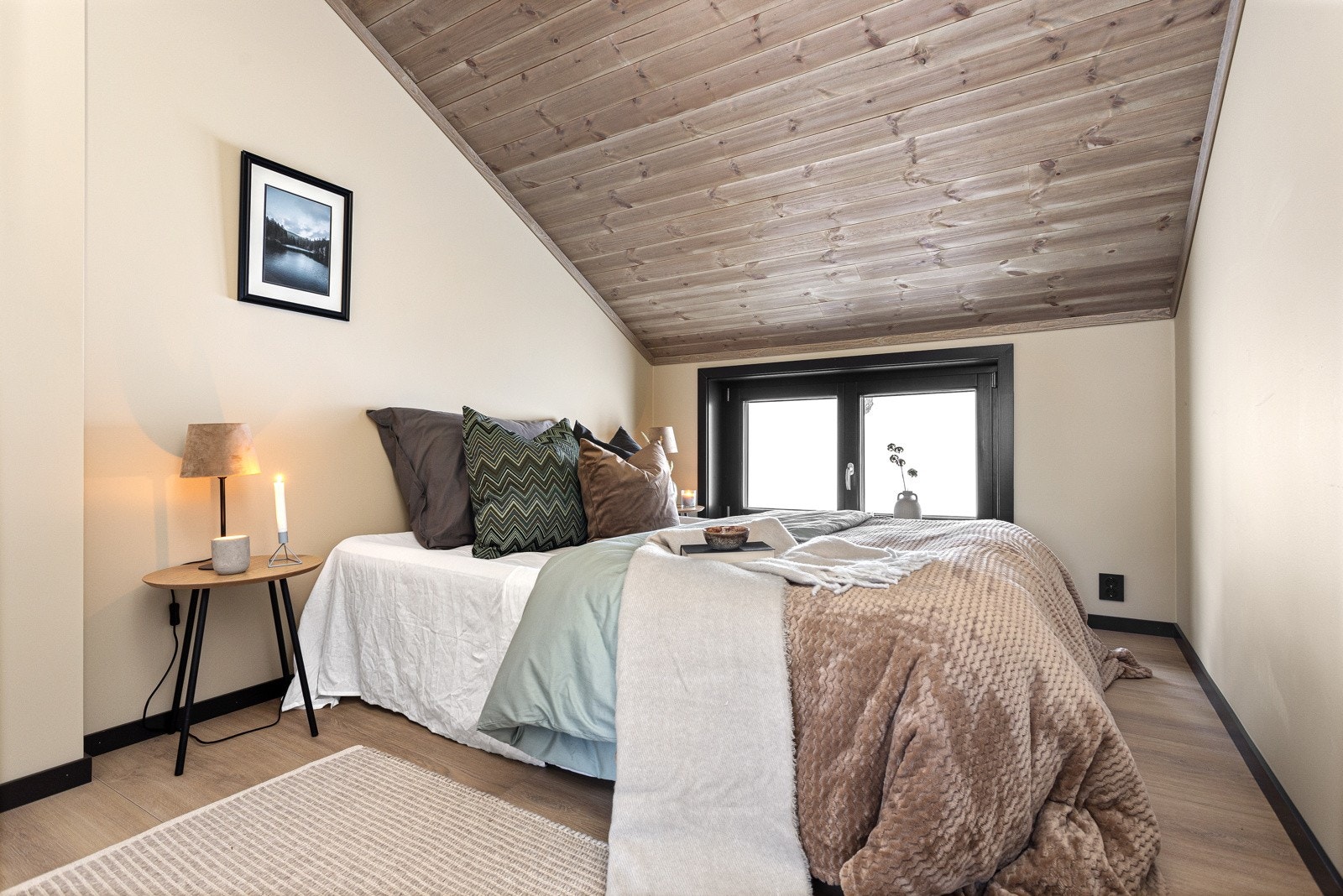 Soverom III innredet med dobbeltseng Galleribilde