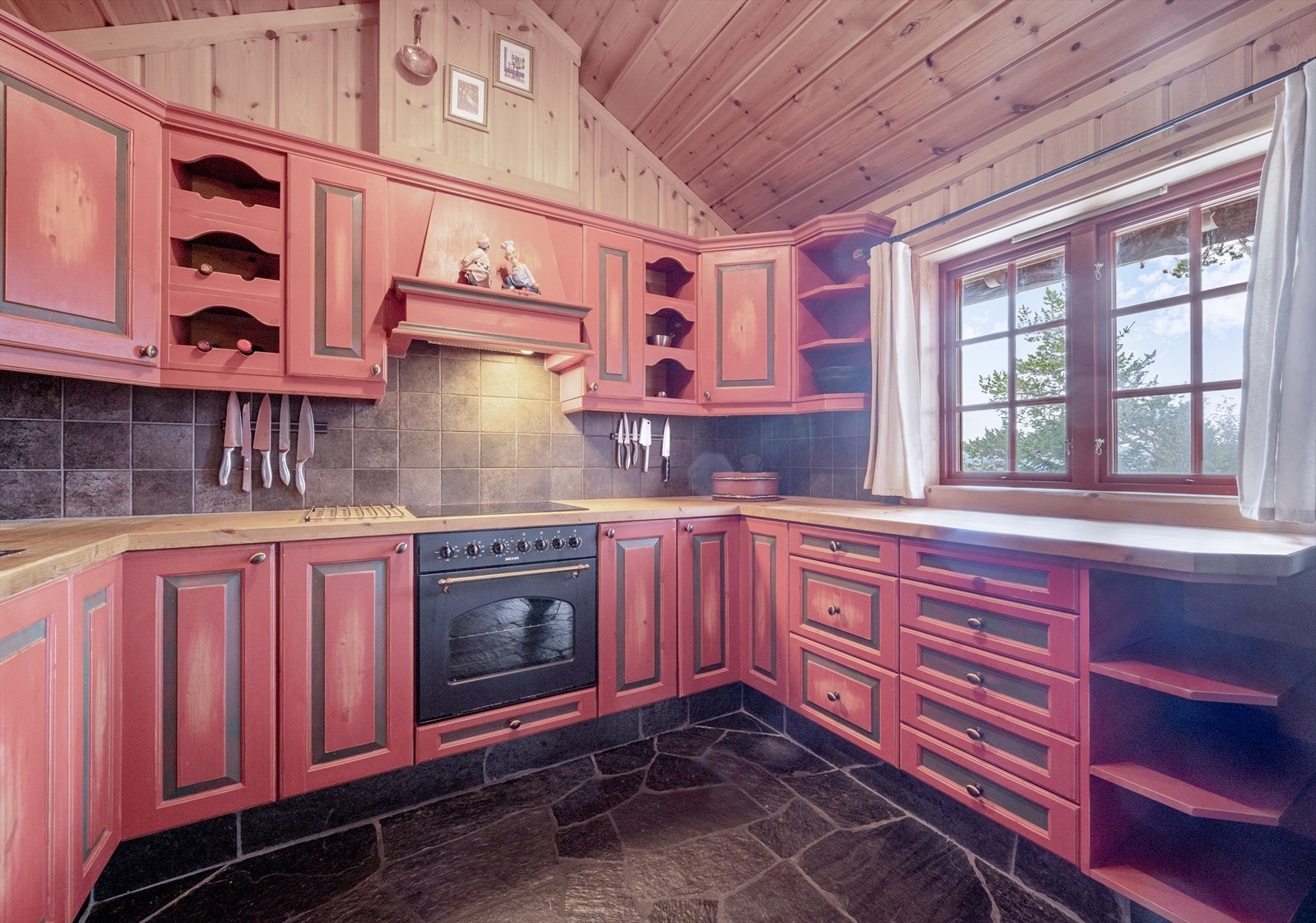 Kjøkkenet er utstyrt med integrerte hvitevarer som koketopp, stekeovn, oppvaskmaskin og kjøle/fryseskap Galleribilde