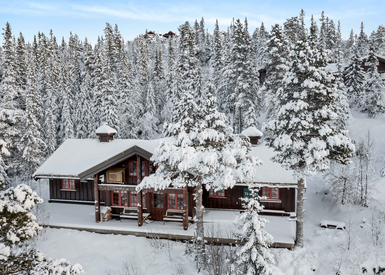 Romslig familiehytte med 5 soverom, to baderom, badstue, store uteplasser, gode parkeringsmuligheter og romslig tomt. Galleribilde
