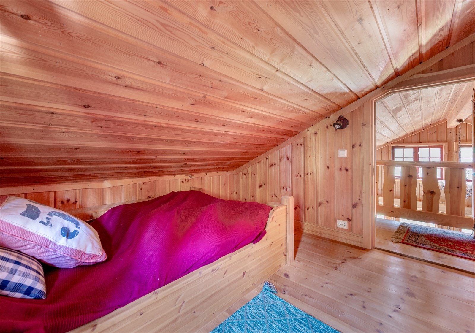 Rommene er av fin størrelse med plass til seng og tilhørende møblement Galleribilde