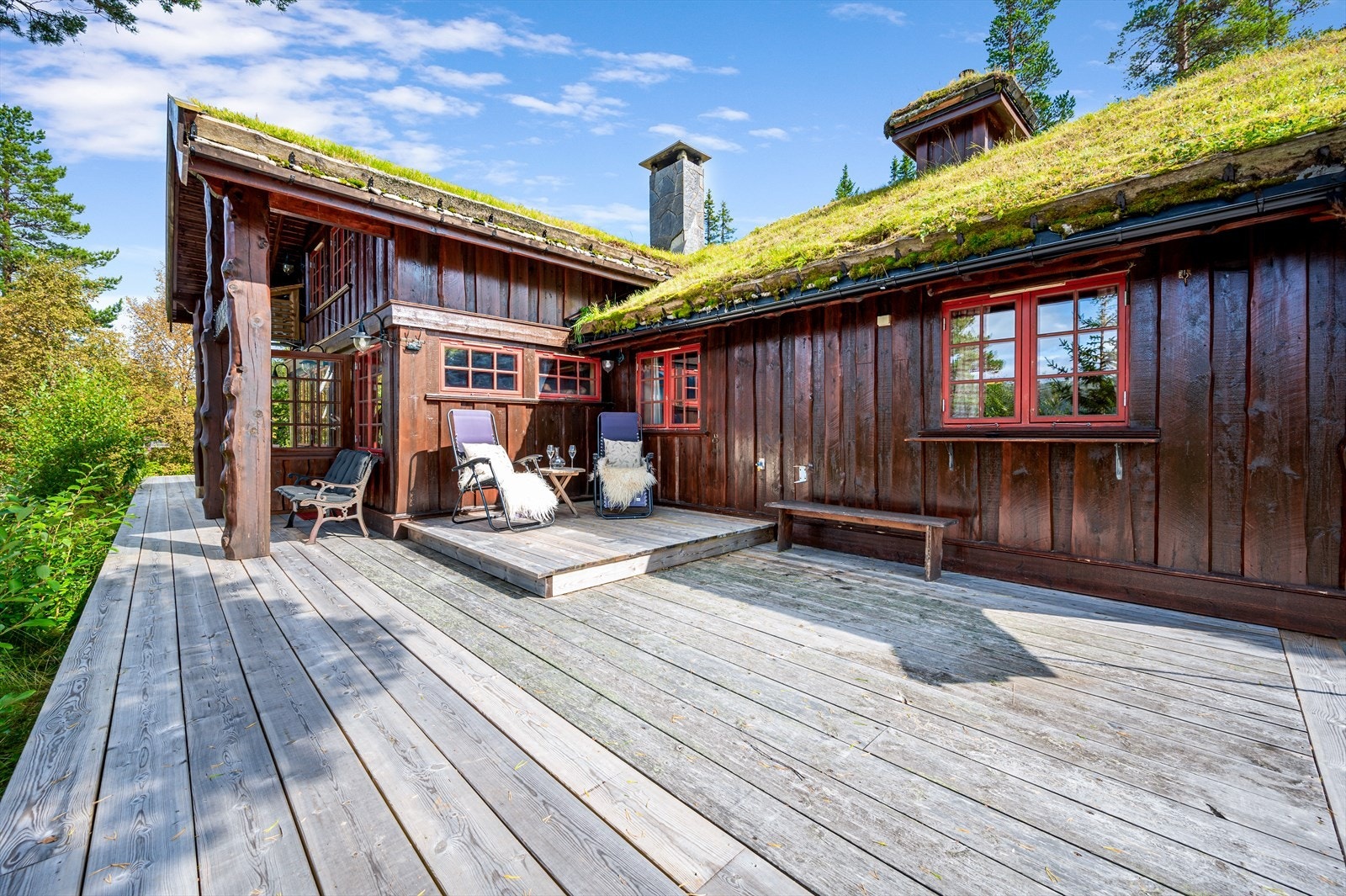 Terrassen har ulike soner hvor man enkelt kan innrede med flere sittegrupper. Det er lagt opp strøm for jacuzzi på terrassen. Det er også en utekran på ytterveggen. Galleribilde