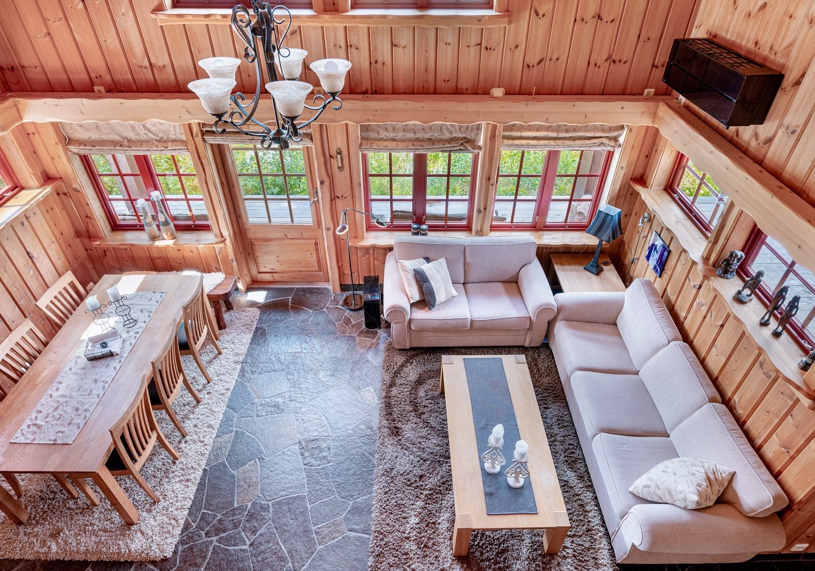 Sett fra hemsen og ned i stuen Galleribilde