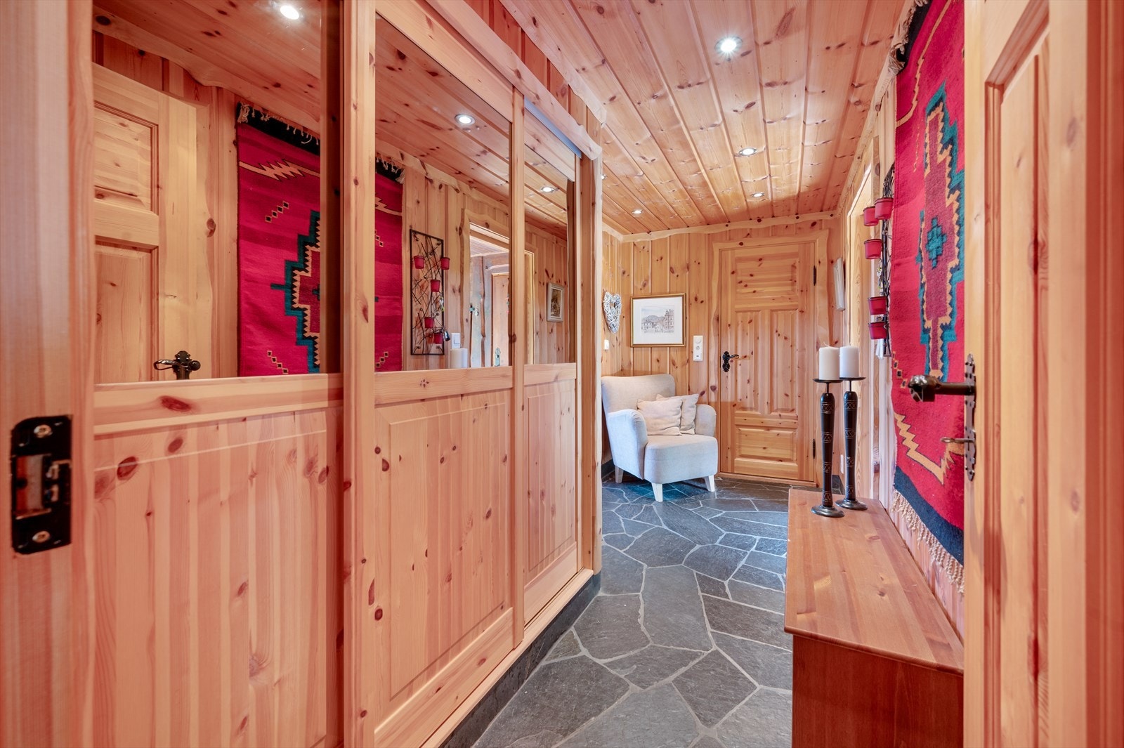 Det er god plass til å henge fra seg i plasbygd skyvedørsgarderobe Galleribilde