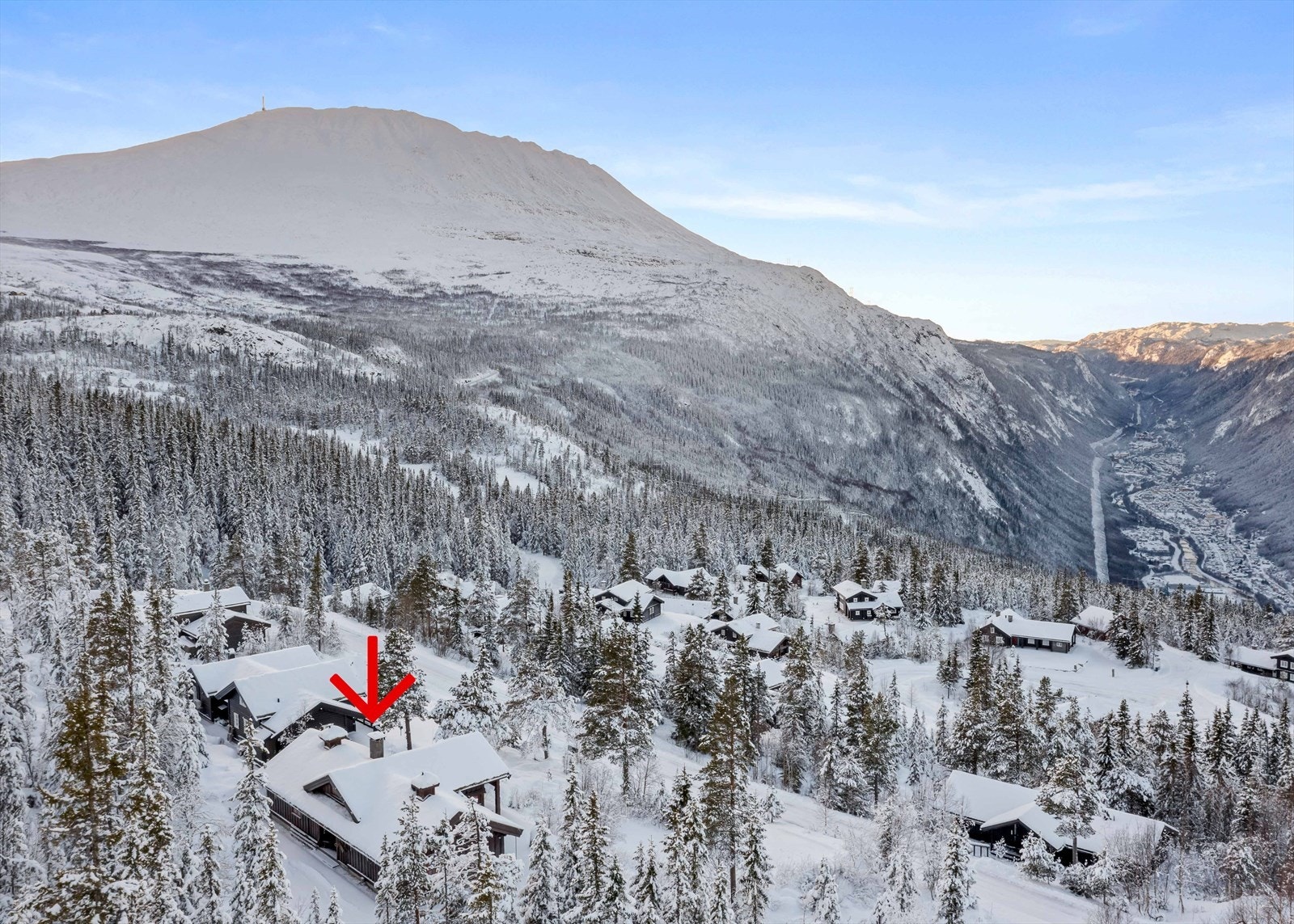 Velkommen til Brendstaul Nordvegen 44 - Eiendommen er presentert av Joachim Lindhjem v/ Nordvik Bolig. Hytta ligger flott til i fjellet med bilvei helt frem. Hyttefeltet er lukket med bom for hytteeierne. Galleribilde