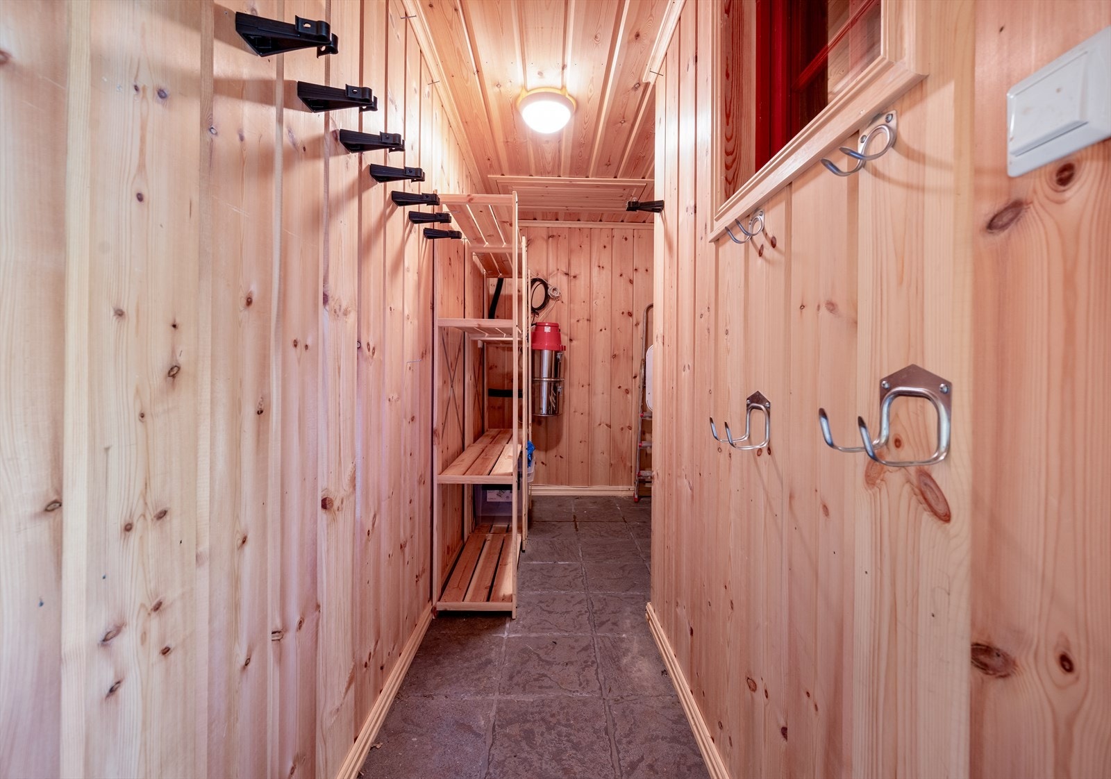 Plassen er godt nyttet med rikelig med oppheng. Perfekt å sette fra seg utstyrt etter en aktiv dag i fjellet Galleribilde