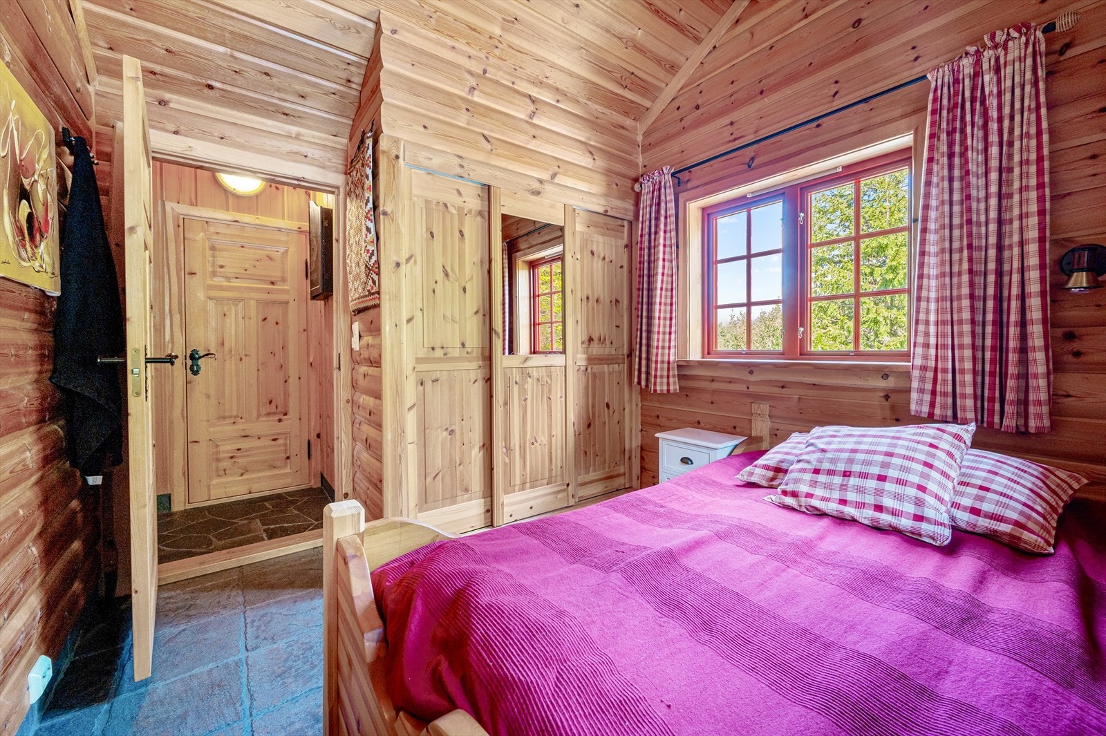 Godt med skapplass i skyvedørsgarderobe Galleribilde