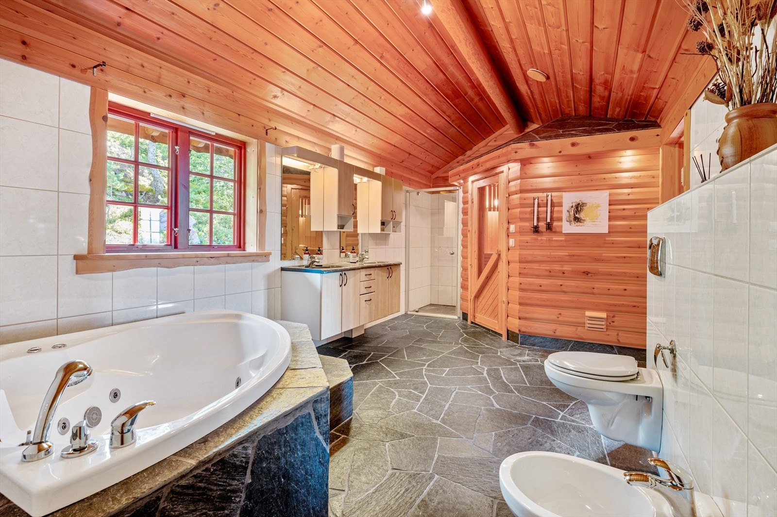 Badet har flislagt gulv med varmekabler Galleribilde