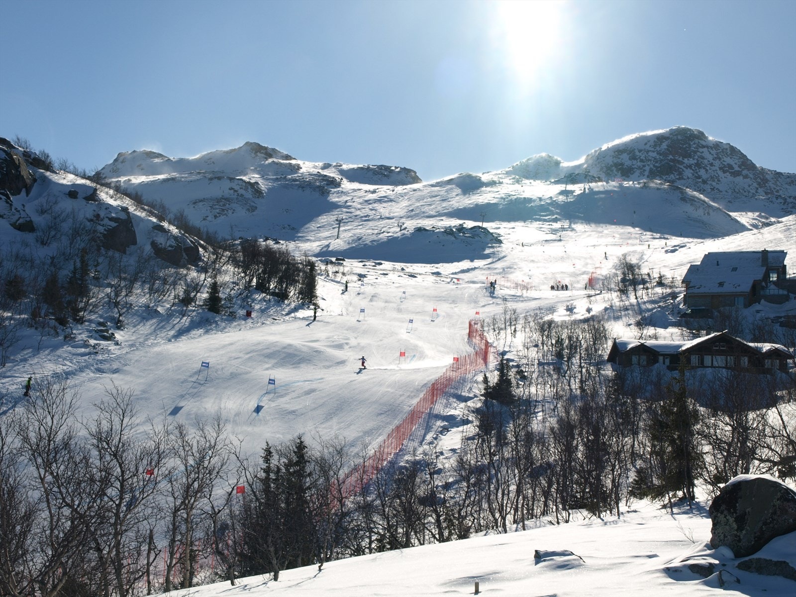 Nærområdet | Alpinbakkene ned mot Bygget og stolheisen i Gaustatoppen Naturpark. Galleribilde