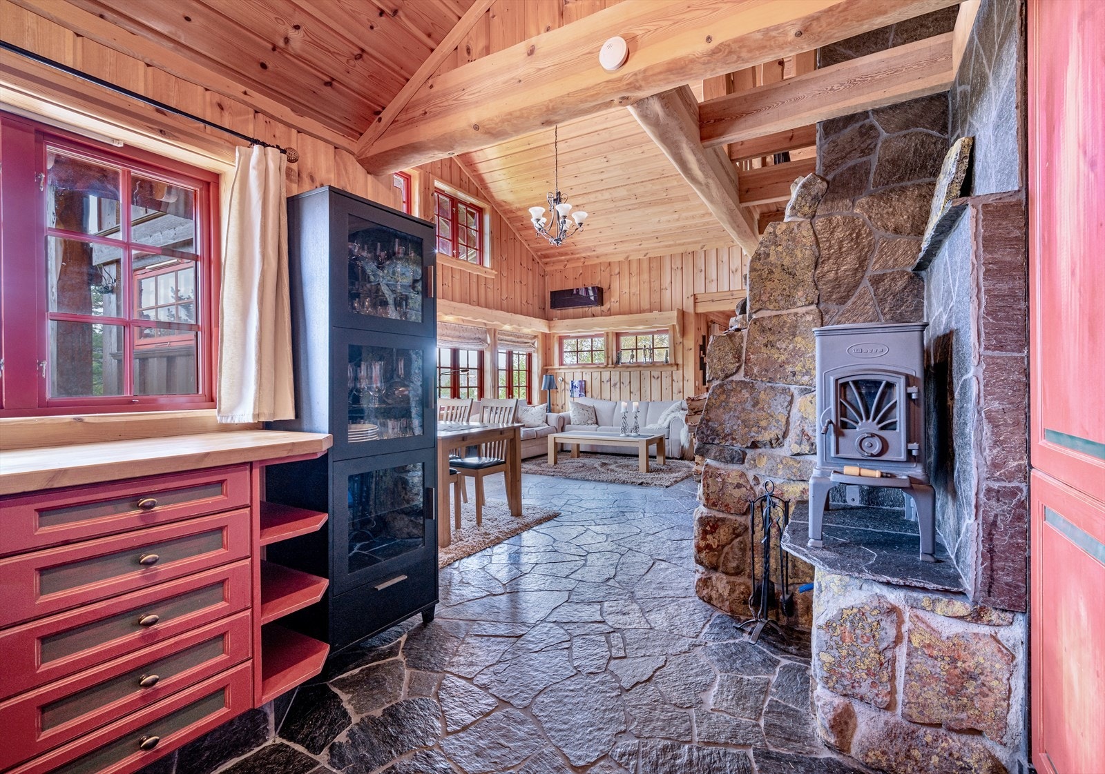 Kjøkkenet ligger i en delvis åpen løsning mot stuen og spisestuen Galleribilde