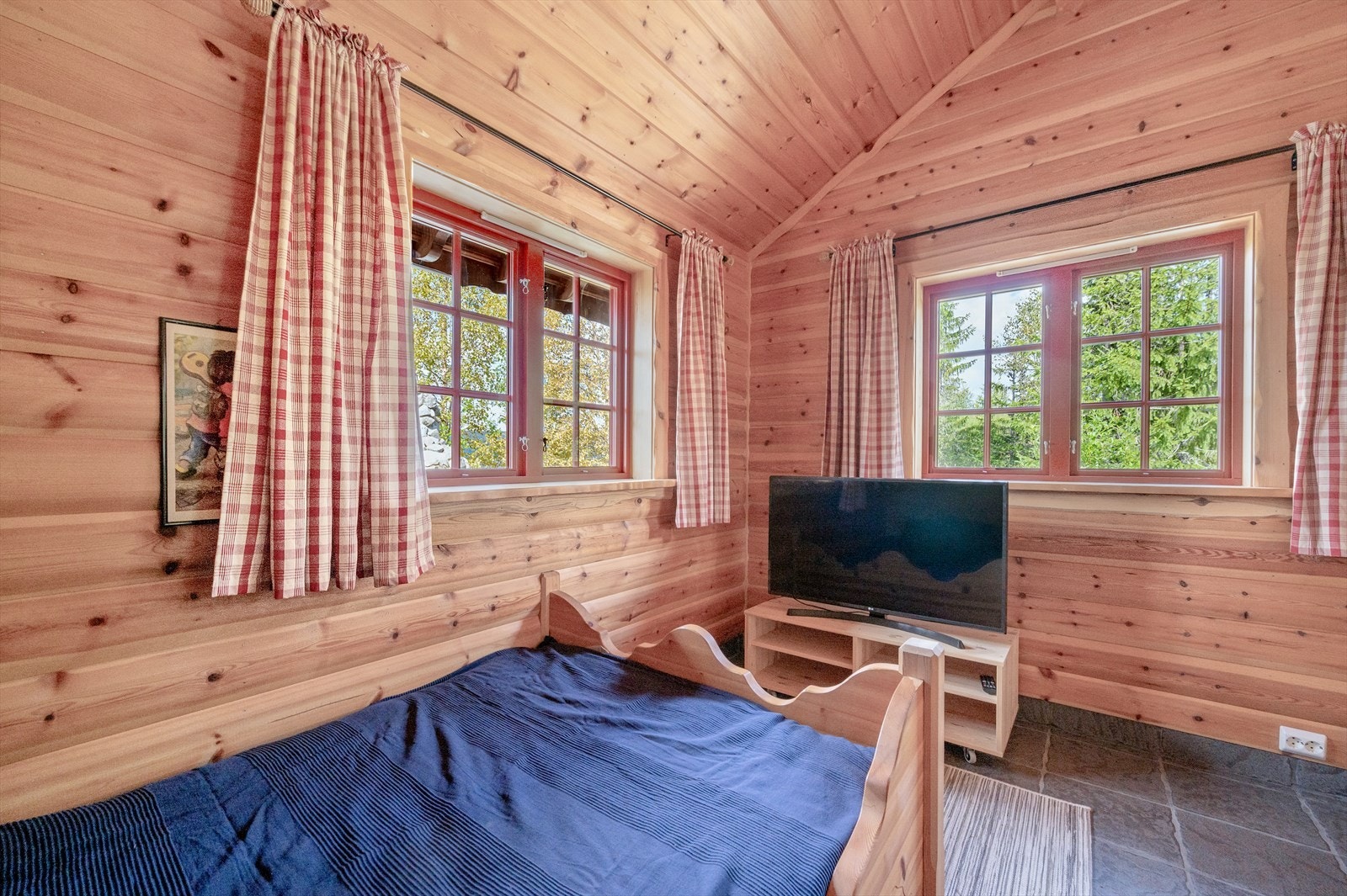 Soverom 3: God plass til seng og tilhørende møblement Galleribilde