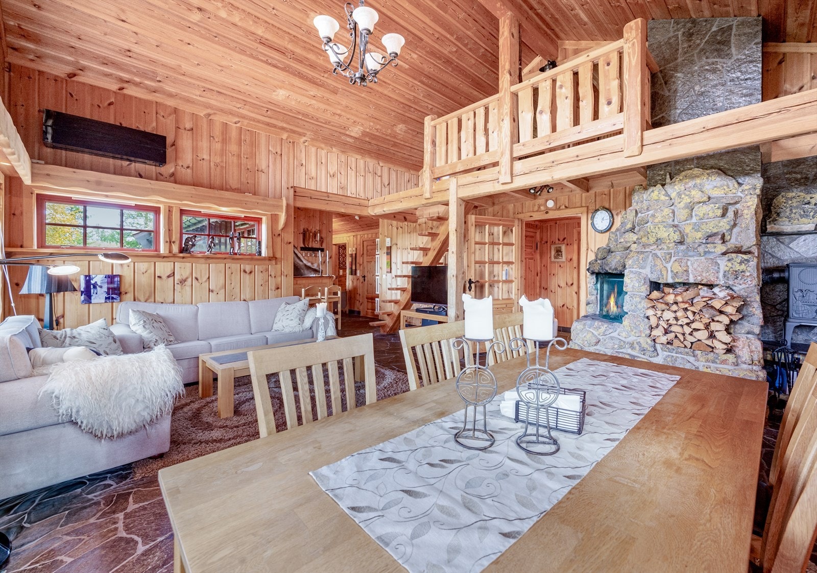 Her er det god plass til å samle venner og familie rundt middagsbordet. Åpen peis og vedkamin varmer godt på kaldere dager. Galleribilde