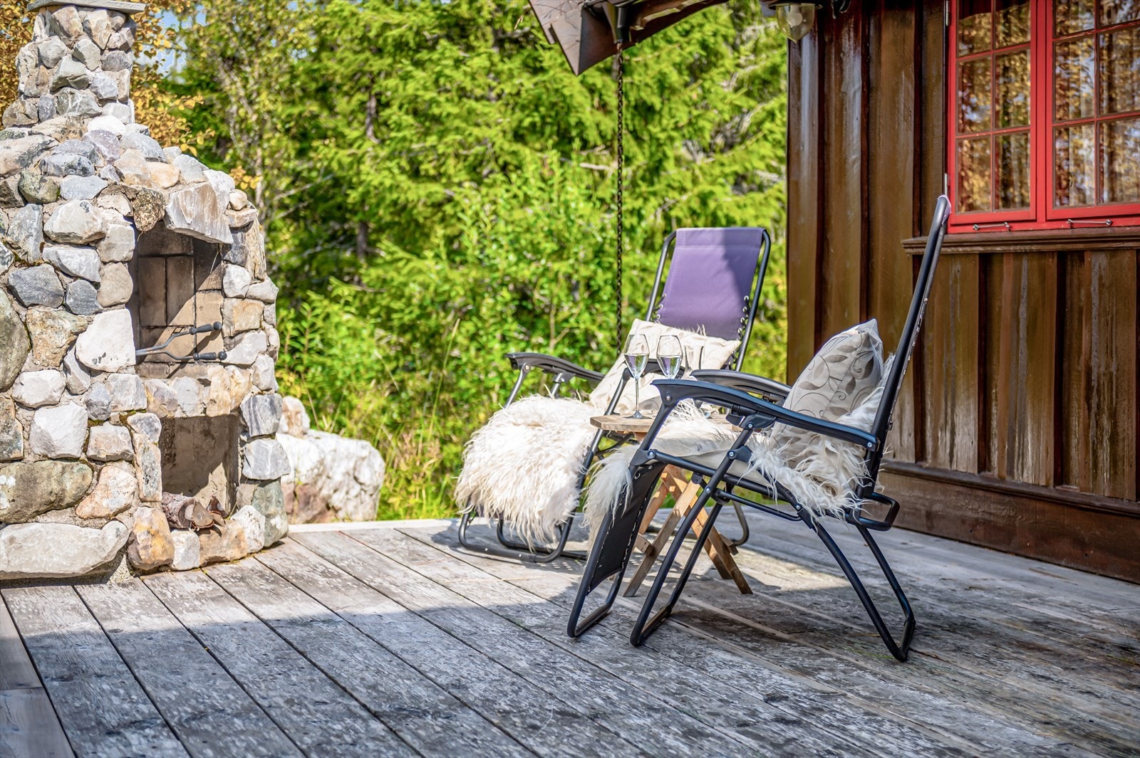 Flott utepeis hvor man kan nyte sene kvelder foran flammene og ute i naturen Galleribilde