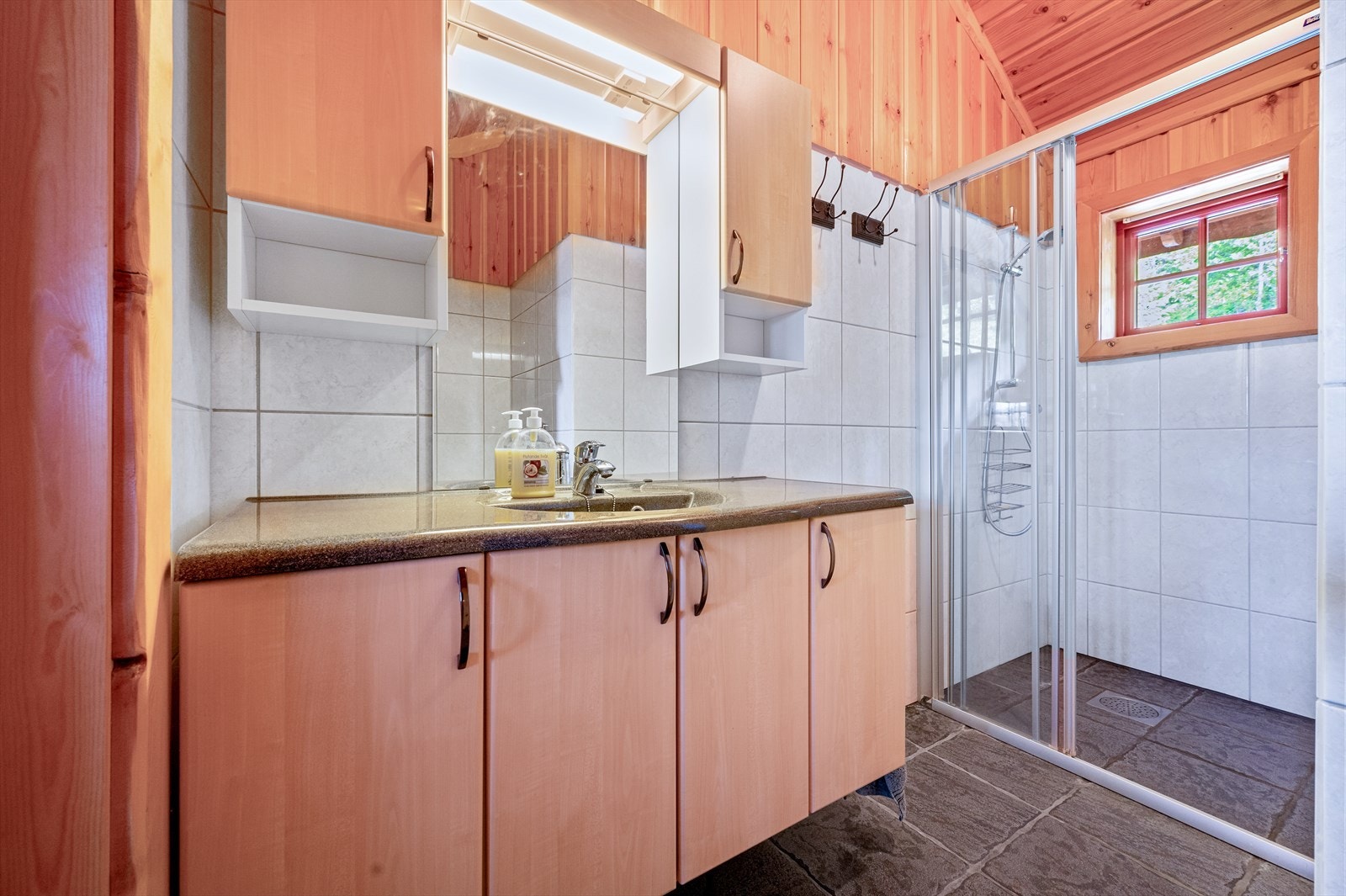 Flott bad med flislagt gulv med varmekabler Galleribilde