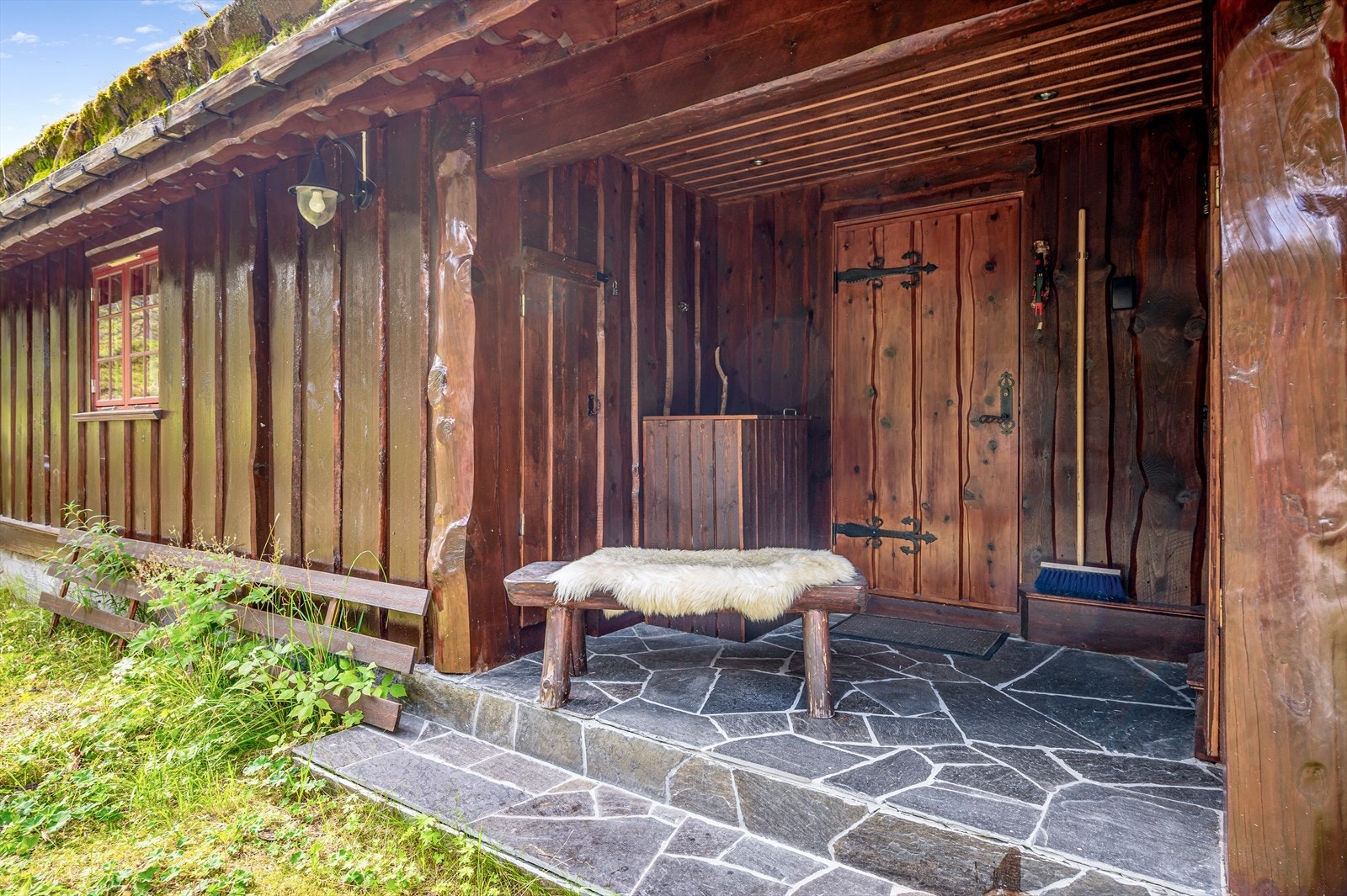 Hyggelig inngangsparti - Velkommen inn! Det er tilgang til tre utvendige boder fra inngangspartiet. Galleribilde