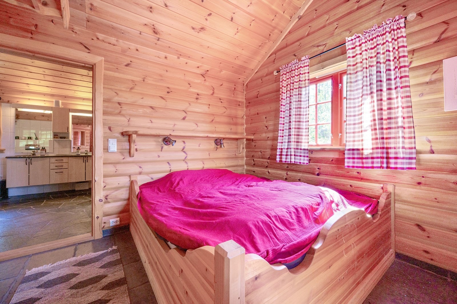 Hovedsoverommet er tilknyttet eget bad Galleribilde