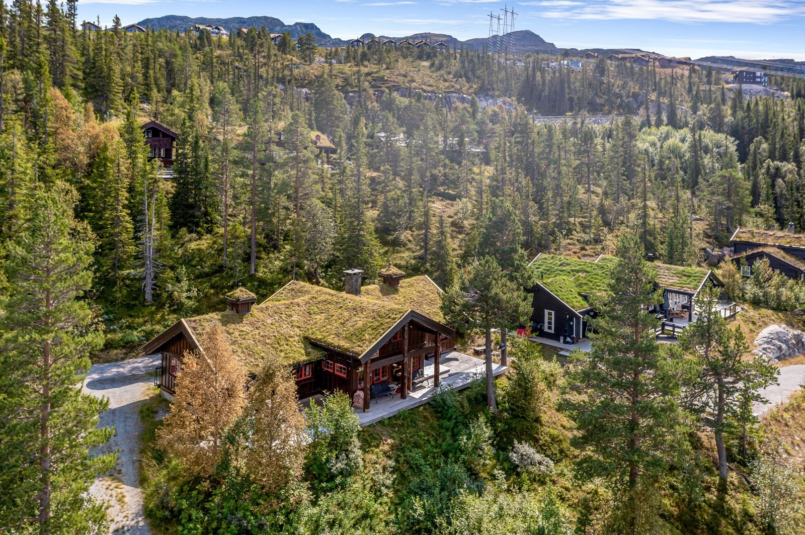 Hytta ligger skjermet til med fin avstand til dine hyttenaboer. Det er ikke planlagt noen nye hyttetomter inntil tomten. Galleribilde