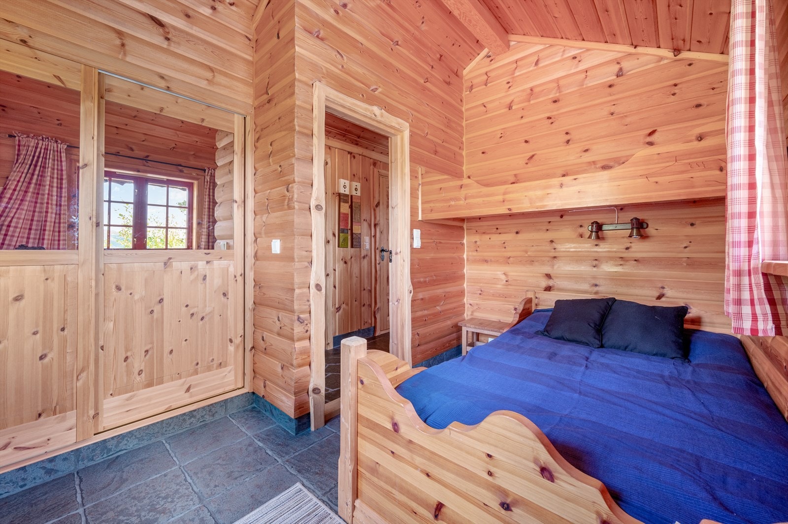 Alle soverommene har trepanel på veggene og flislagt gulv med varmekabler. Galleribilde