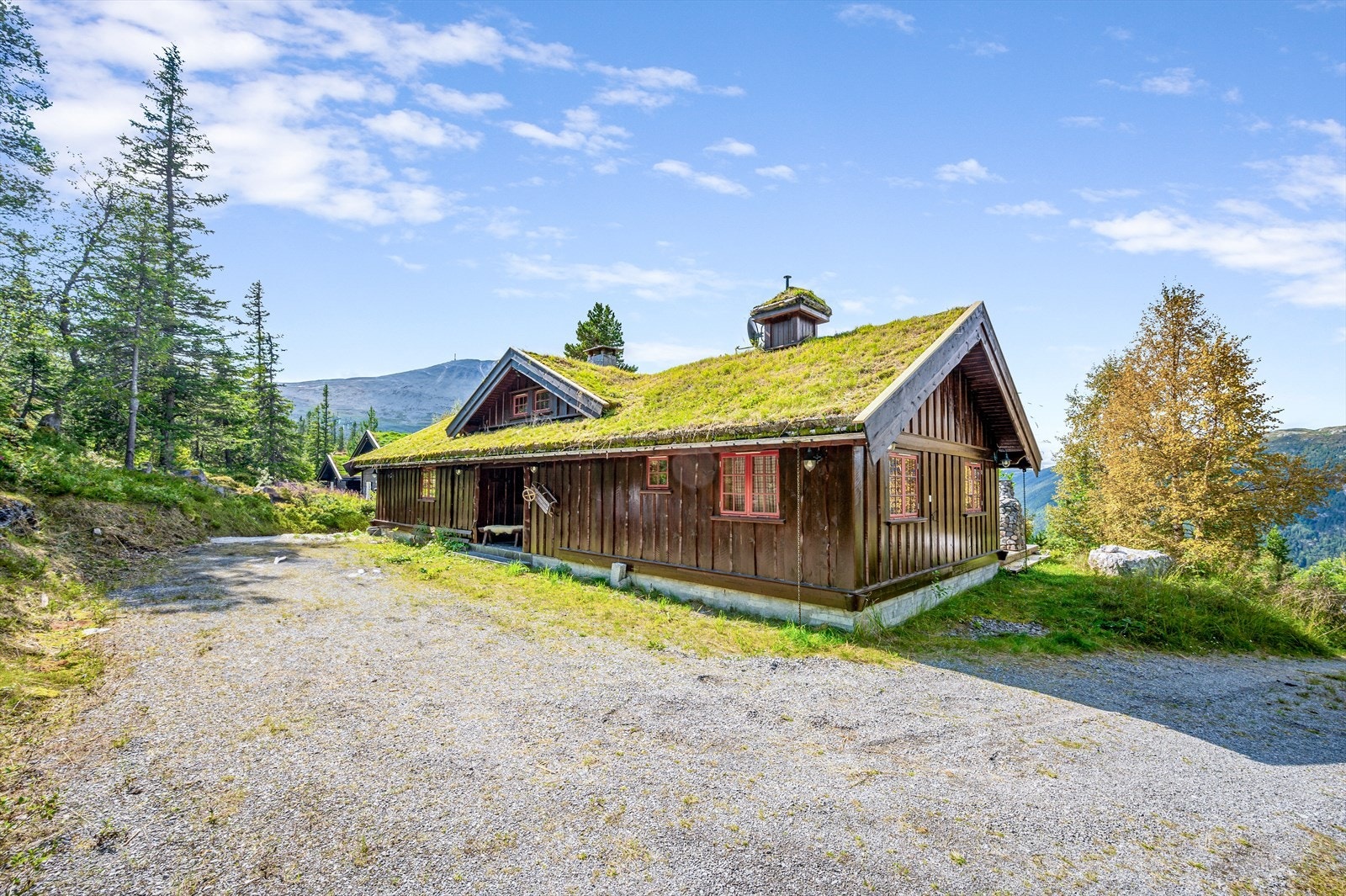 Hytta er oppført i 2005 over to plan bestående av 1.etasje med to bad, badstue, stue, kjøkken 3 soverom, teknisk rom og hems med to soverom. Galleribilde