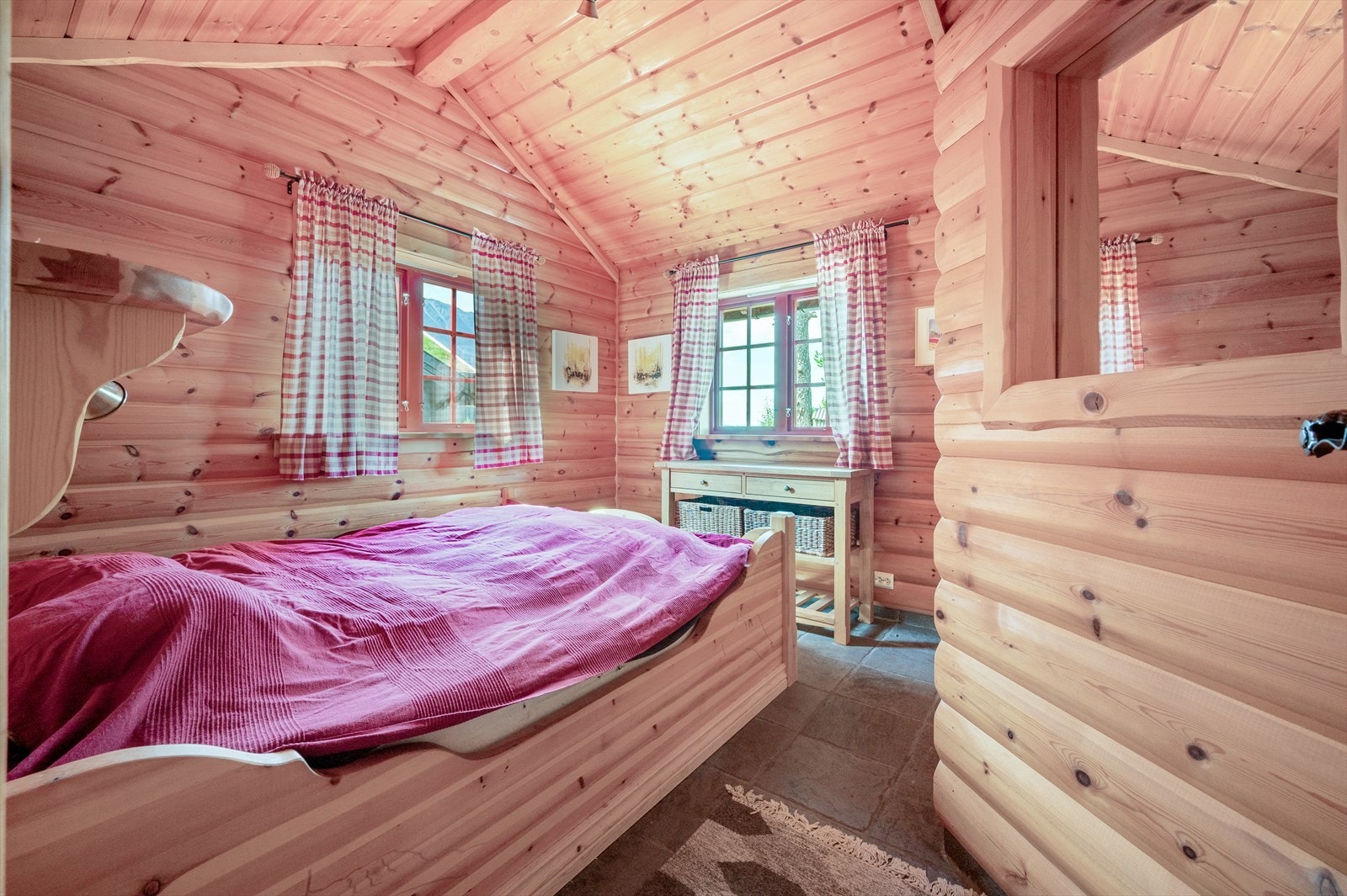 Romslig hovedsoverom med god plass til dobbeltseng og tilhørende møblement Galleribilde