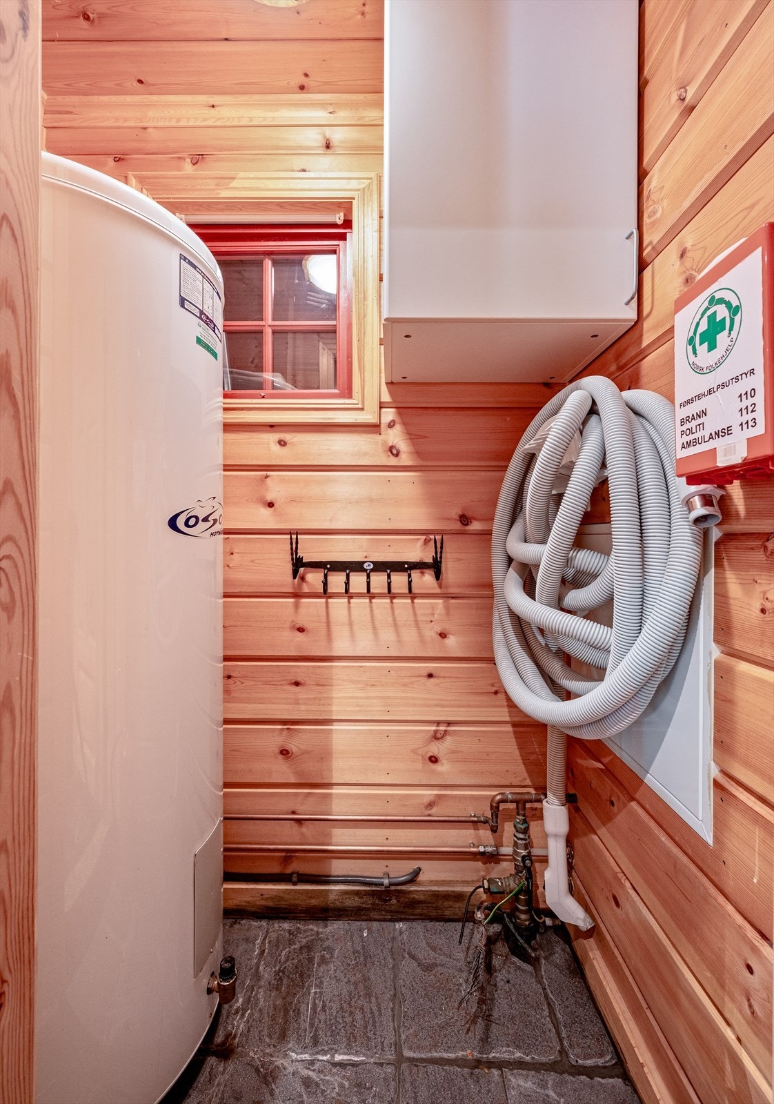 Varmtvannsbereder på 287 liter fra 2002 er plasser i teknisk rom med sluk Galleribilde