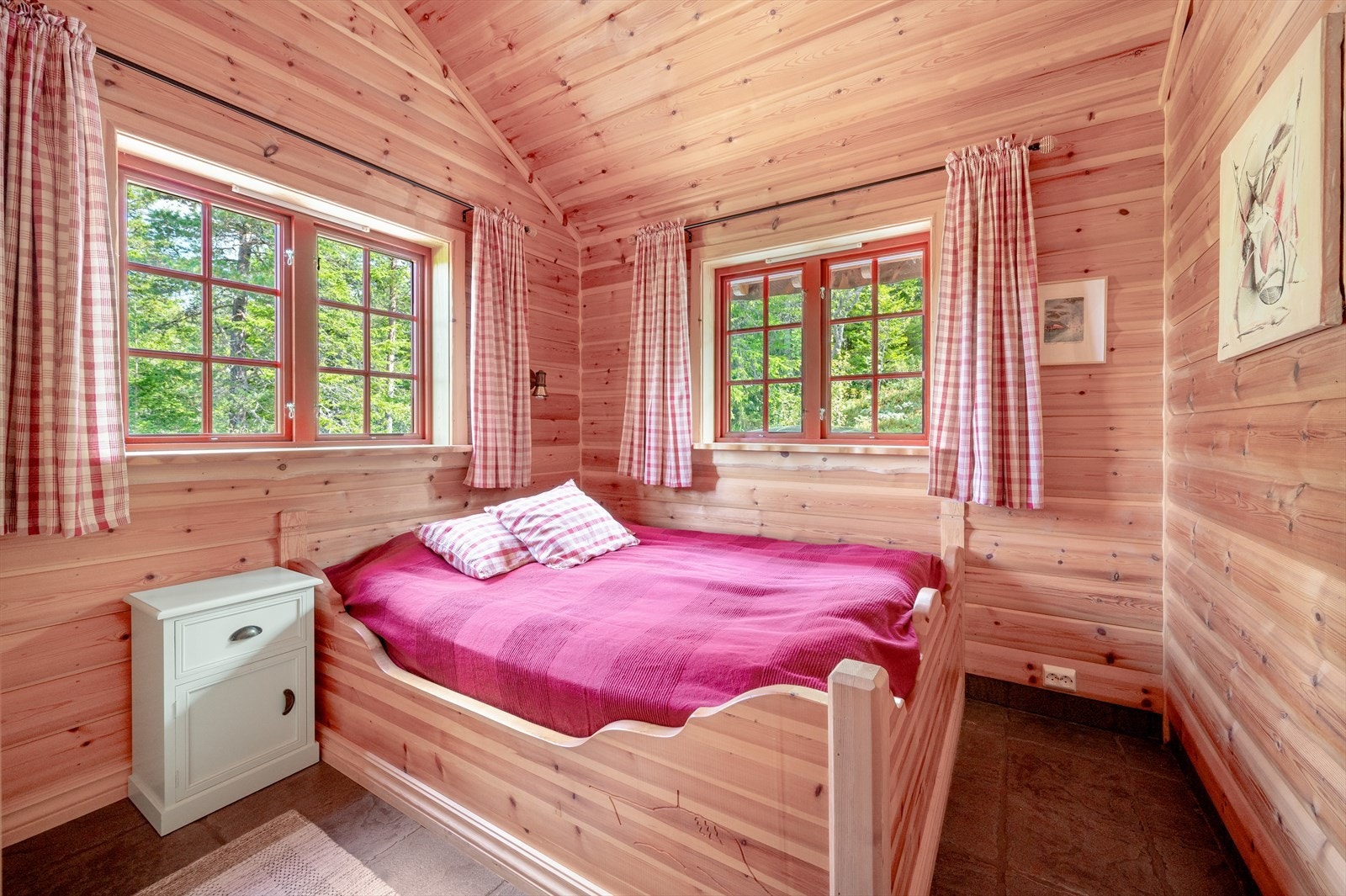 Soverom 2: Flott soverom med dobbeltseng og nattbord Galleribilde