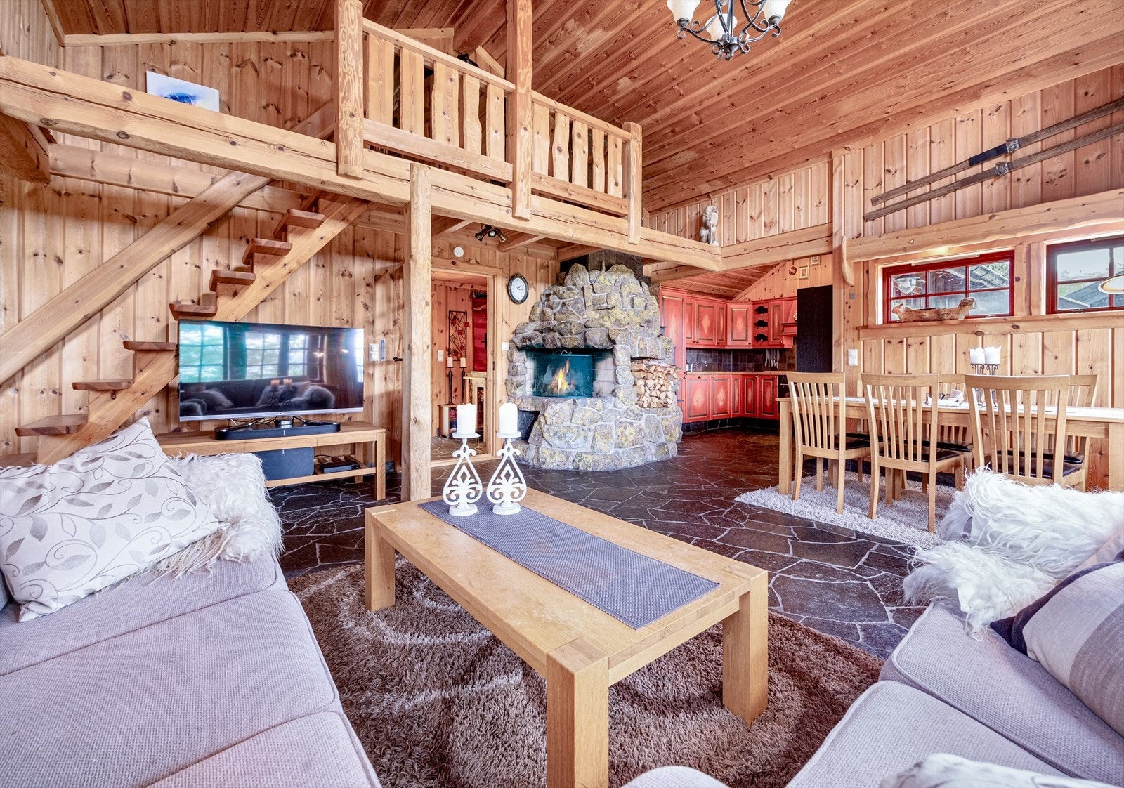 Midt i rommet er det plassert en flott peis som gir godt med ekstra varme på kalde vinterdager Galleribilde