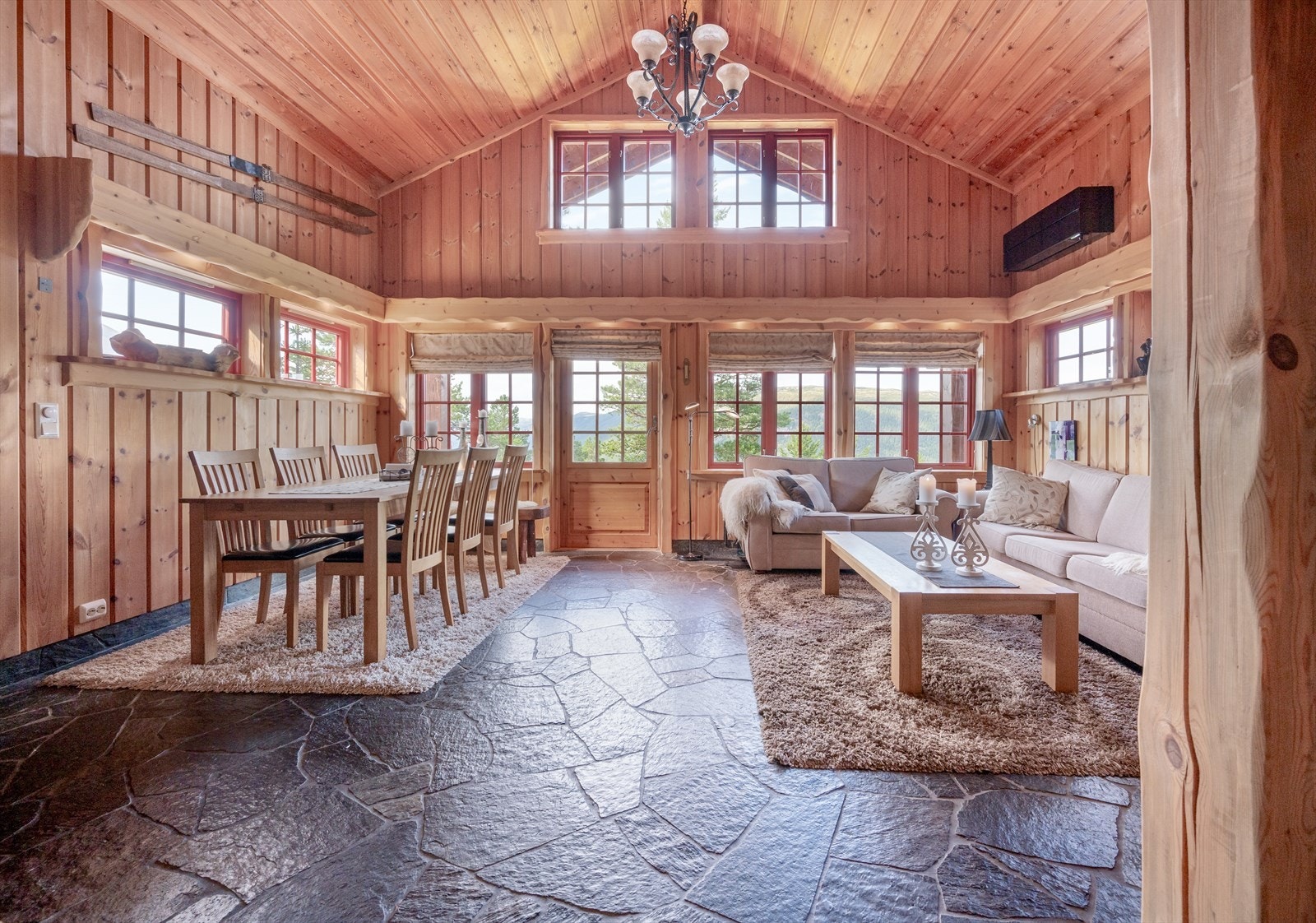 Rommet har en god takhøyde og store vindusflater som gir rommet en luftig atmosfære Galleribilde