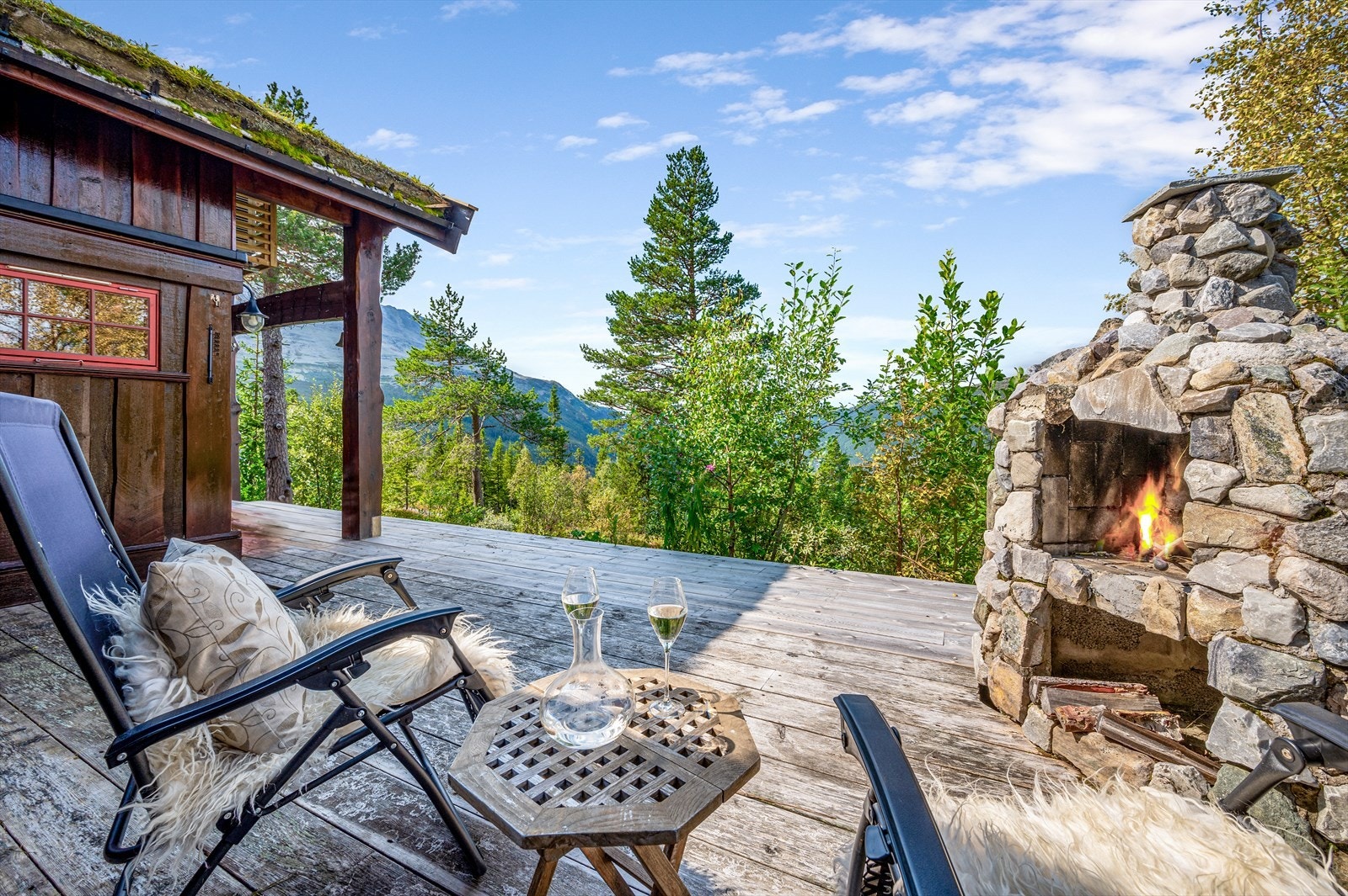 Innholdsrik og stor hytte med en herlig beliggenhet og flott utsikt! Galleribilde