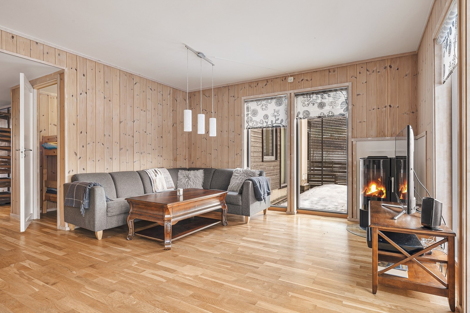 Gulvene har vannbåren varme som strekker seg inn i gangen og badet. Varmen kan reguleres med termostat og tidsinnstilling via Roth-systemet Galleribilde