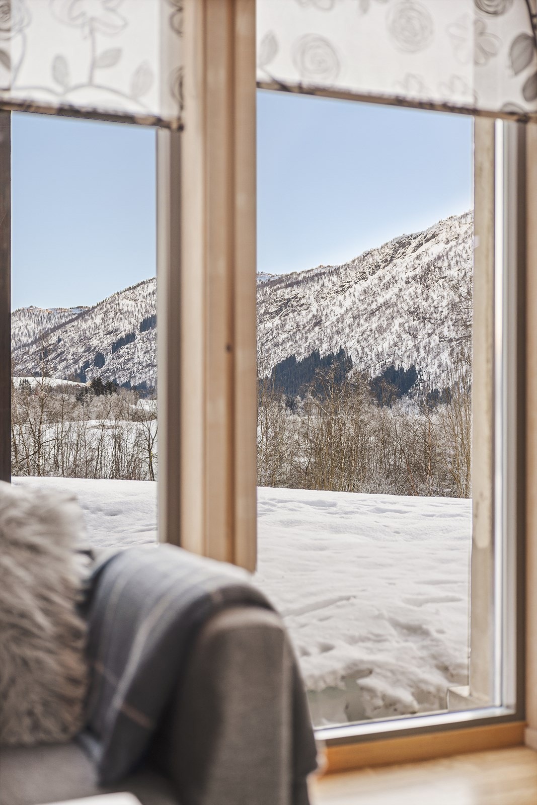 Gode lysforhold via store stuevinduer Galleribilde