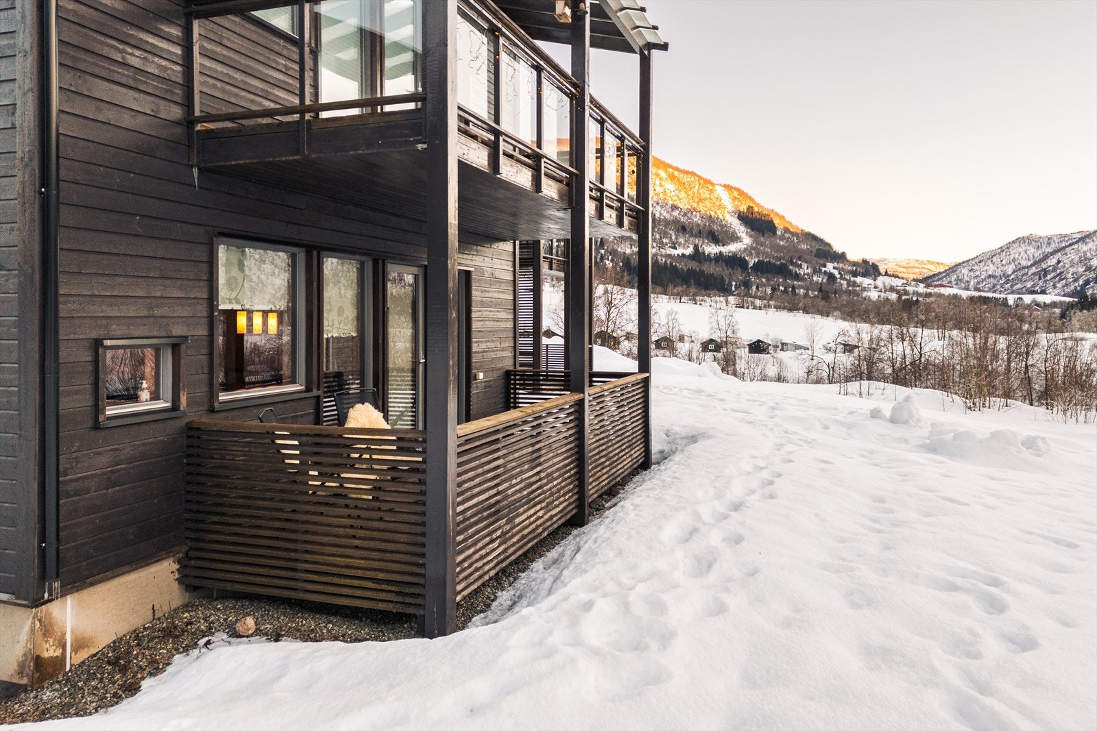 Terrassen er 6,7 kvm stor og har god plass til utemøbler Galleribilde