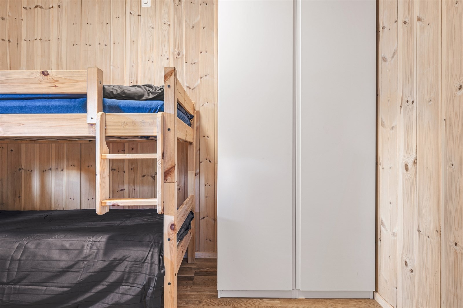 Begge soverommene har parkettgulv og trepanel på veggene Galleribilde