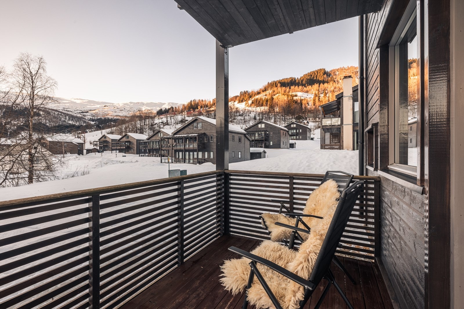 Overbygd terrasse med vakker utsikt over nærområdet Galleribilde