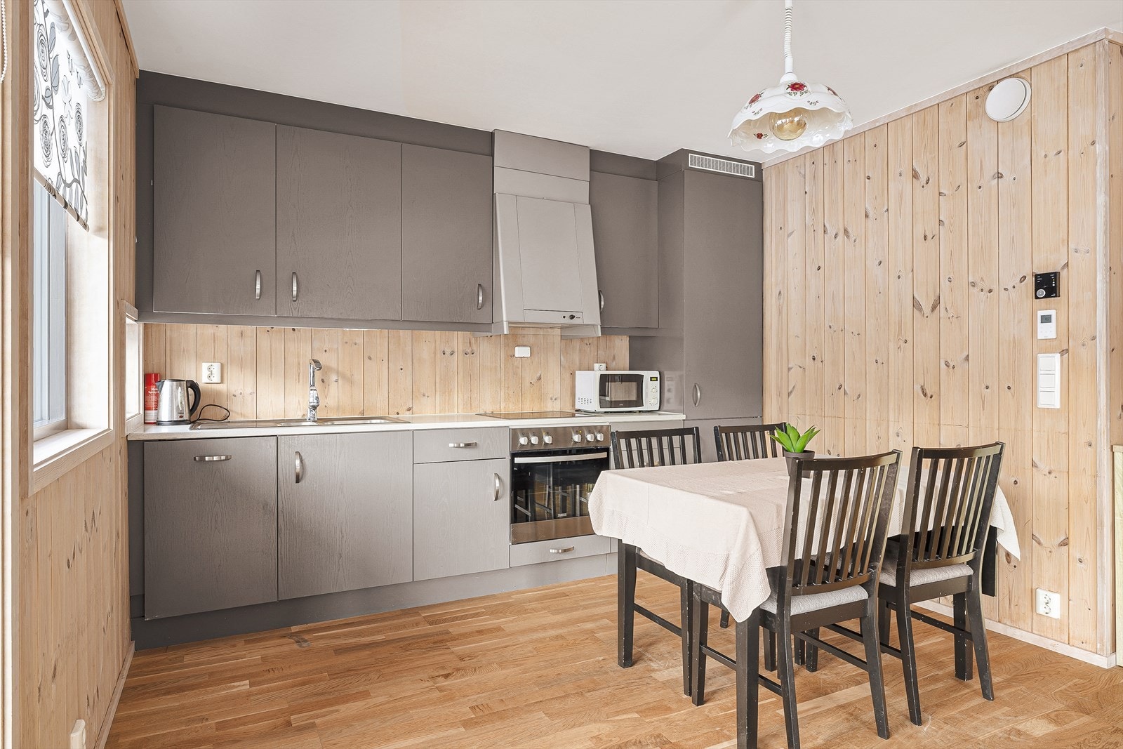 Kjøkkenet er både pent og praktisk, med slette fronter og laminert benkeplate Galleribilde