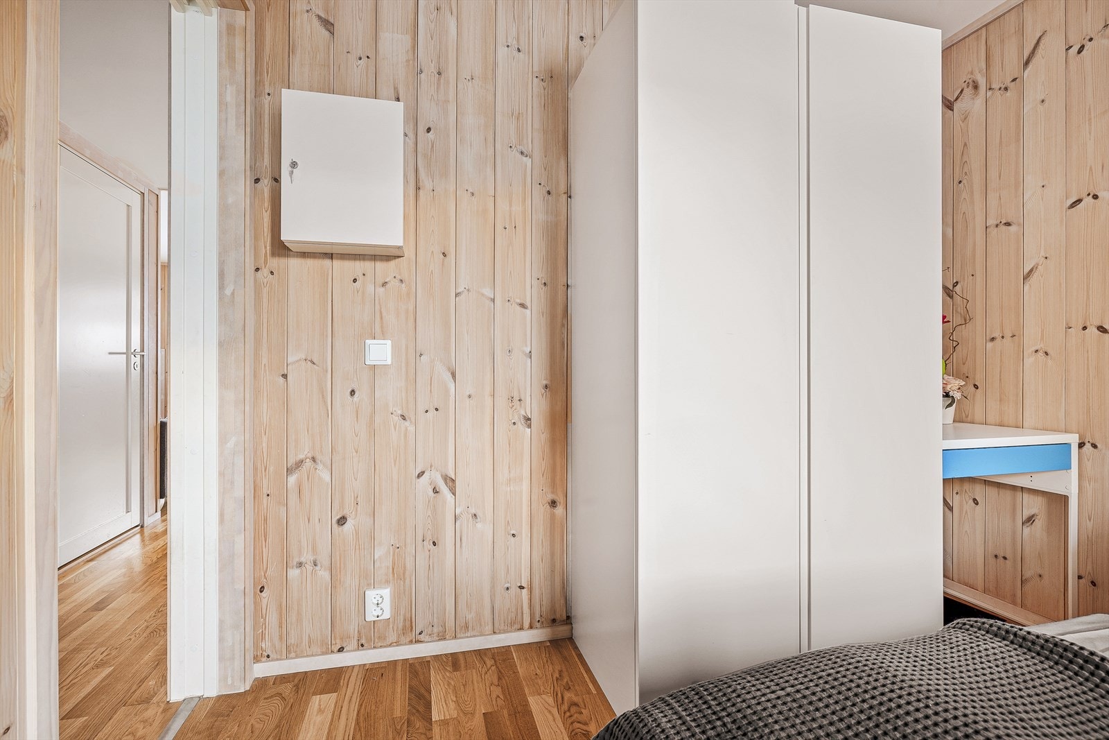 Soverommene har god plass til dobbeltseng eller familiekøyer samt garderobeløsning Galleribilde