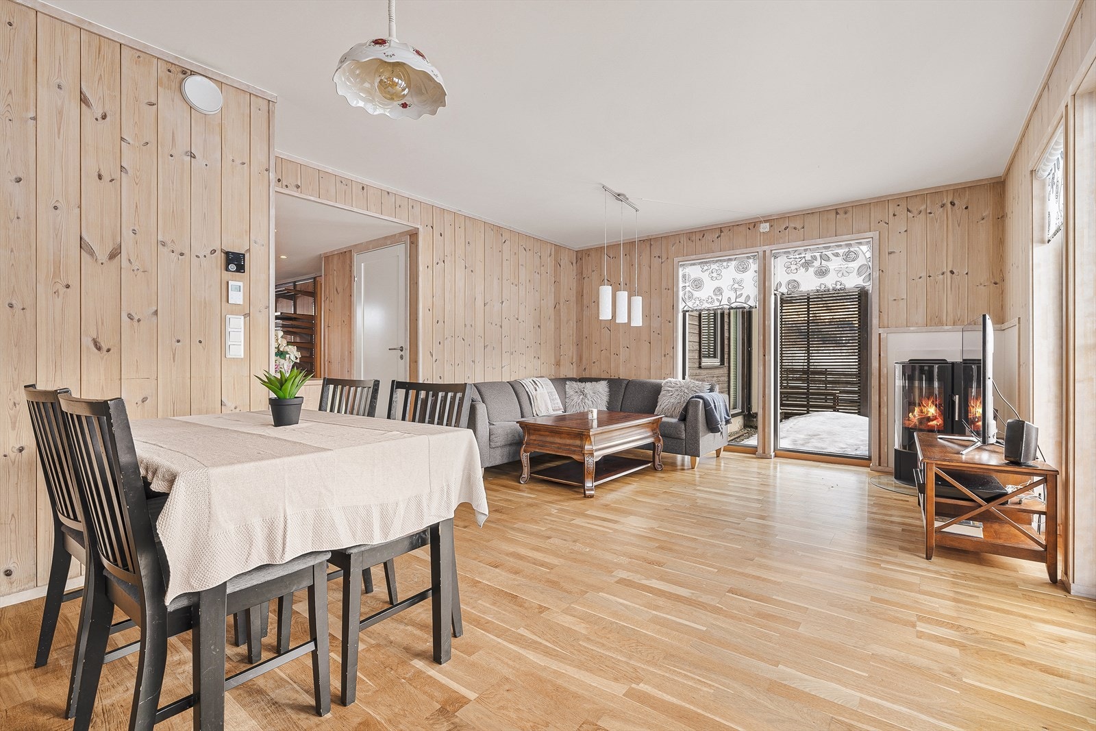 Det er flott parkett på gulvet, og god plass til både salong og spisestue Galleribilde