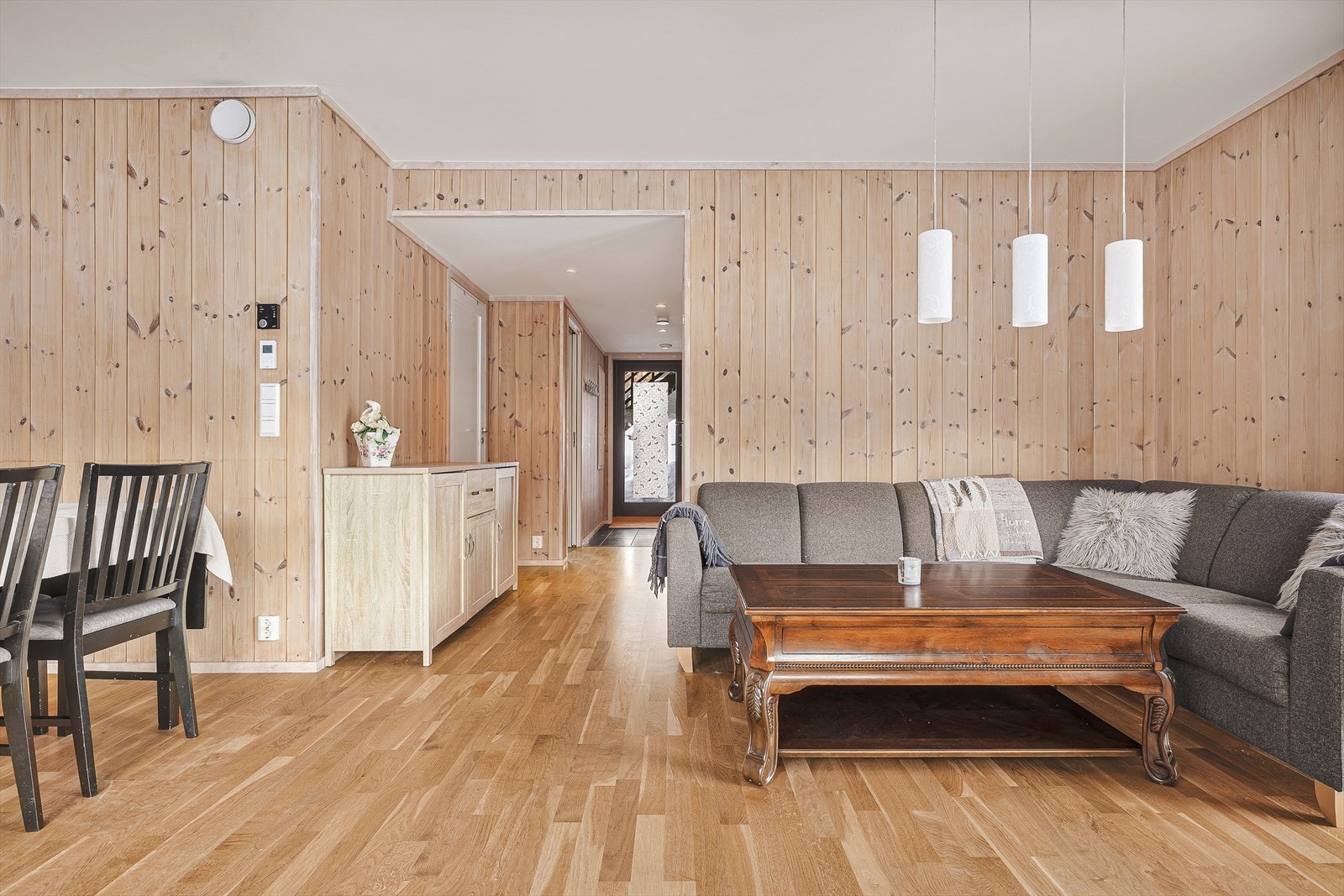 Videre kommer du inn i en stor og romslig stue med åpen kjøkkenløsning Galleribilde