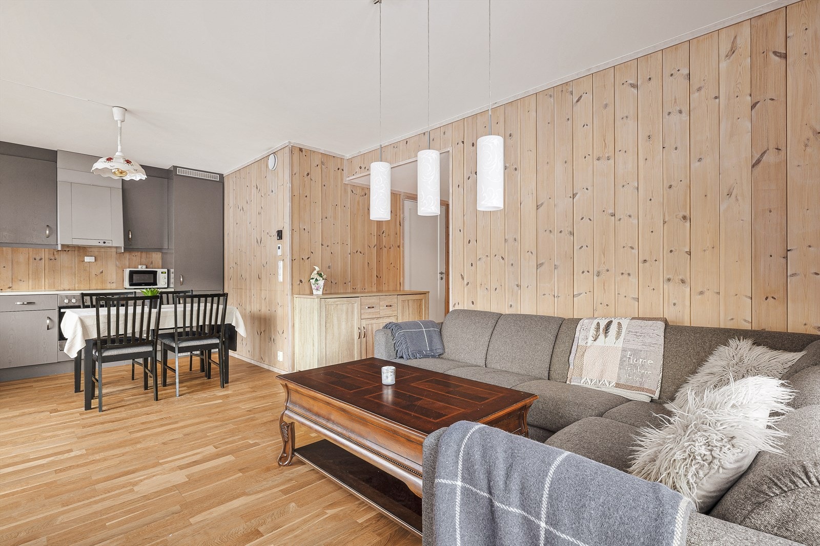 Veggene har trepanel som gir en hyggelig hyttestemning Galleribilde