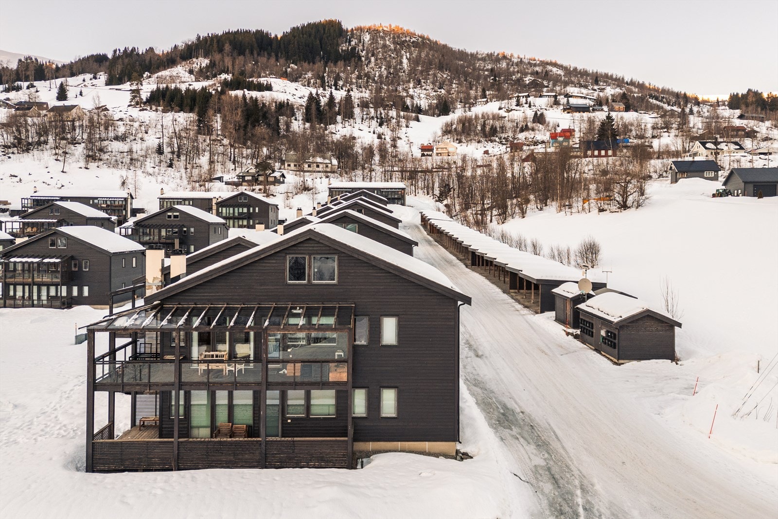 Fast parkeringsplass i felles carport, med elbillading Galleribilde