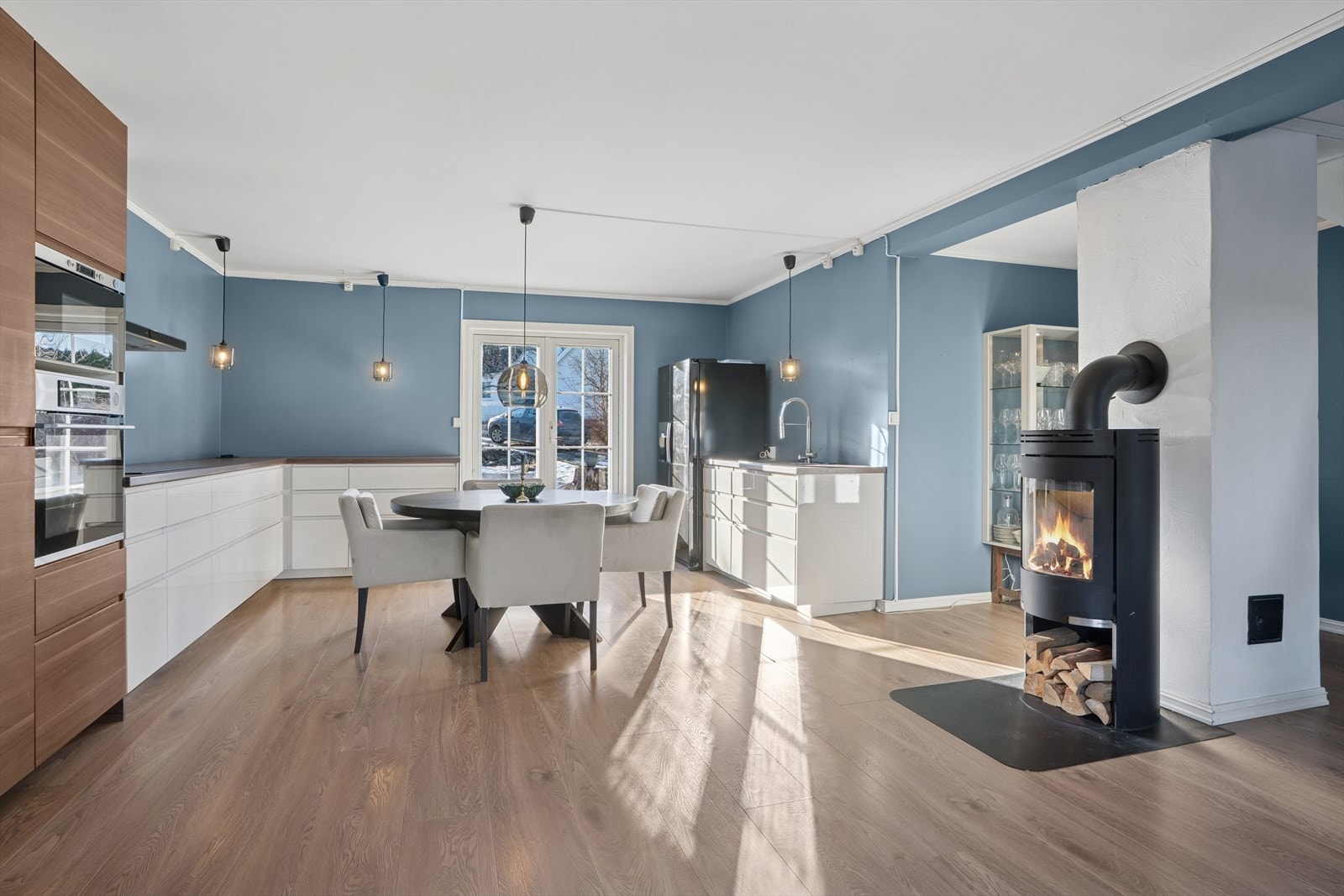 Klassisk U-formet planløsning, som passer perfekt til det store kjøkkenområde. Galleribilde