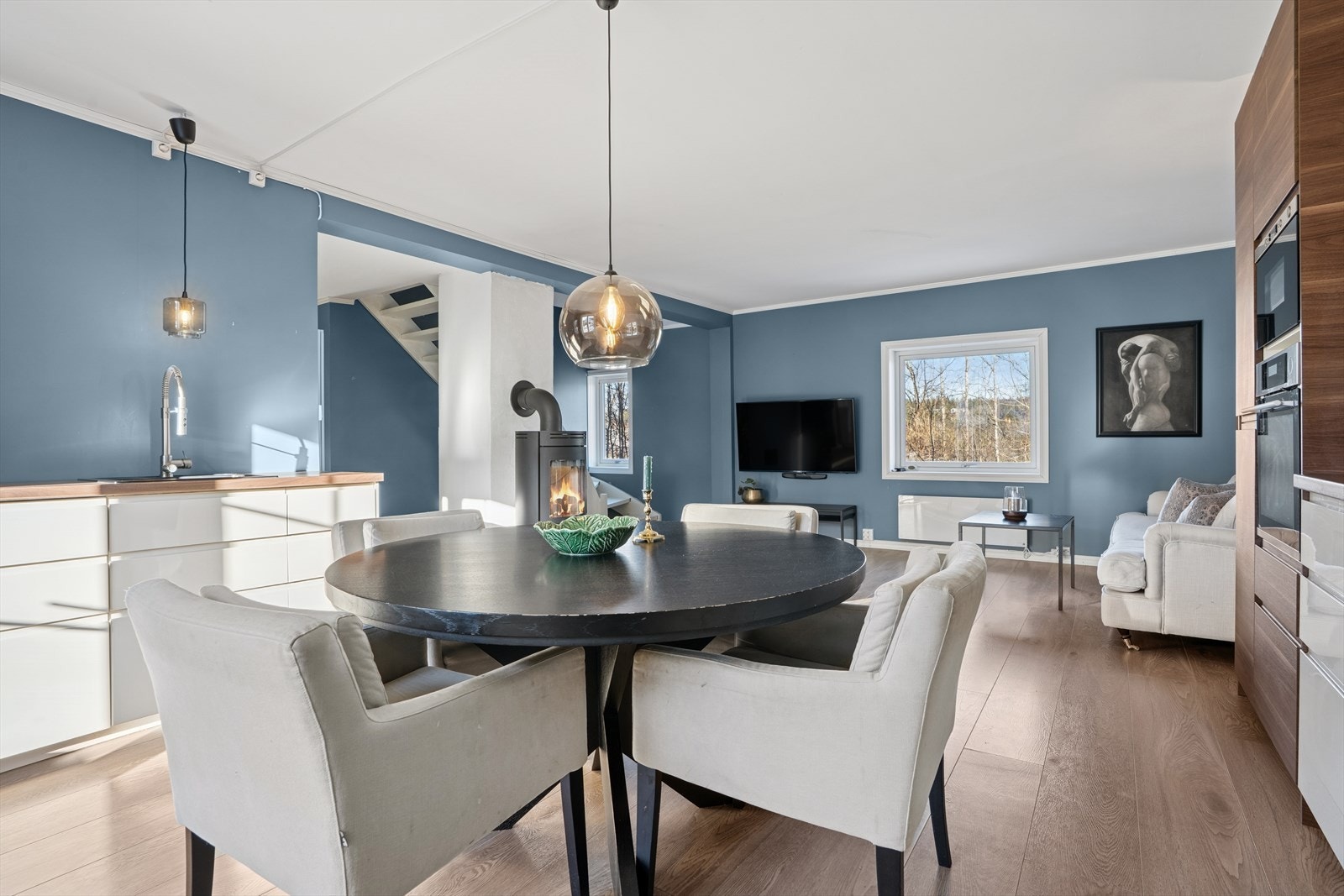 God plass til både salong og spisestue med tilhørende møblement. Galleribilde