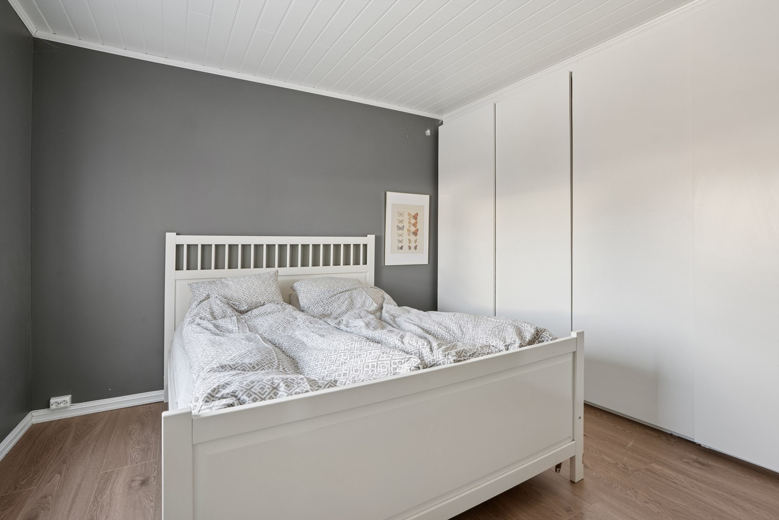 Rommet har praktisk skyvedørsgarderobe med glatte fronter- her er det god plass til oppbevaring av klær og sko. Galleribilde