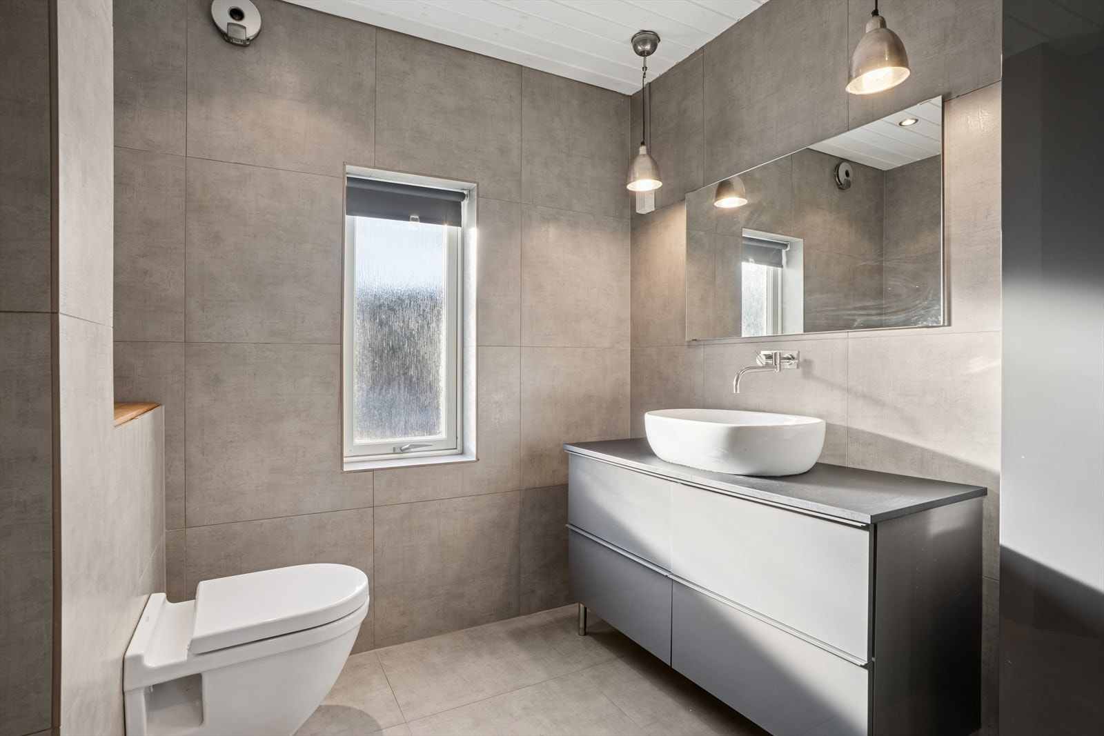 Boligens baderom ligger i 1. etasje og ble pusset opp i 2014. Galleribilde