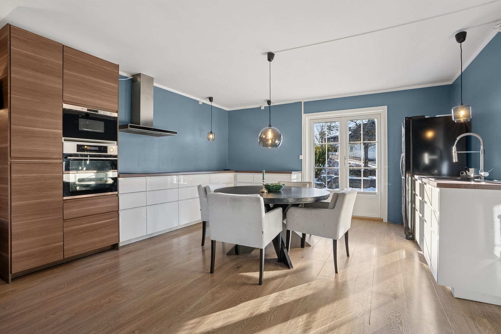 Kjøkkenet ble modernisert i 2017 med innredningen som består av glatte fronter og laminat benkeplate med nedfelt vask av stål. Galleribilde