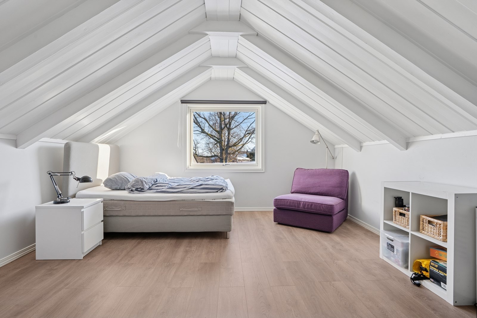 Soverommene er holdt i lyse behagelige farger på veggene og det er malt panel i himlingen. Galleribilde