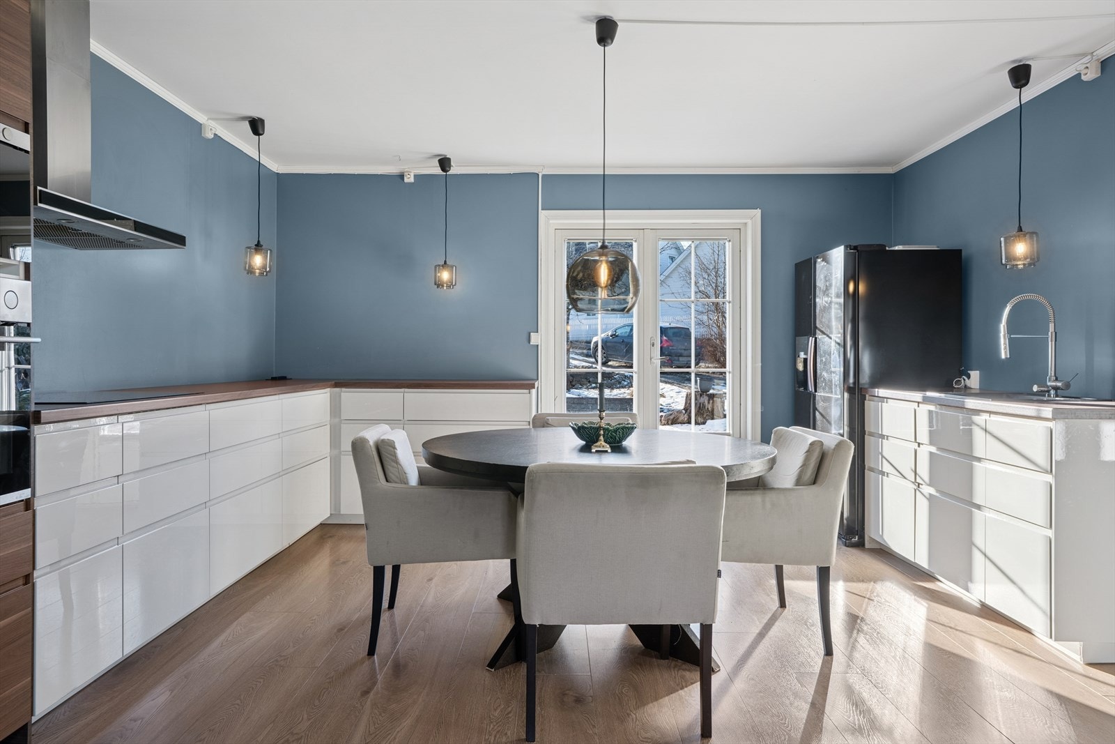 Kjøkken er godt utnyttet med både rikelig med benkeplass, skap og skuffeplass, og optimale arbeidssoner som sikrer god flyt på kjøkkenet. Galleribilde