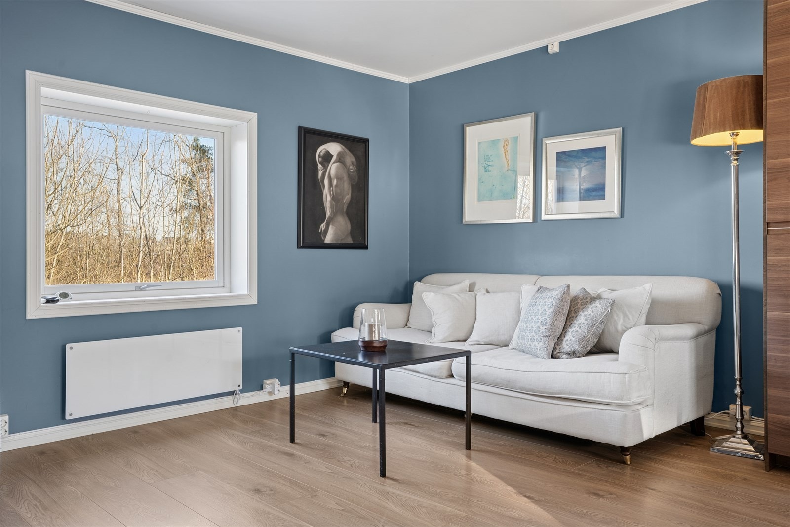 Store vindusflater slipper rikelig med dagslys inn fra flere sider. Galleribilde