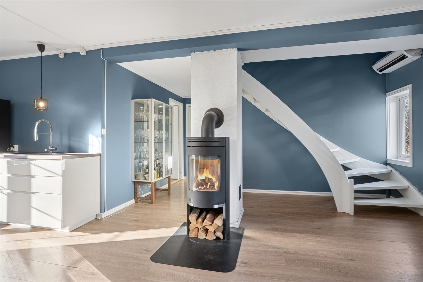 Fra stuen er det malt trapp opp til boligens 2. etasje. Galleribilde