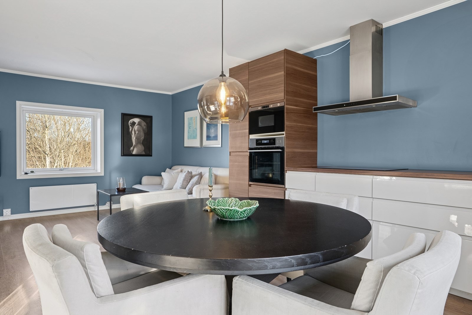 Et romslig og sosialt familiekjøkken med plass til stor spisestue. Galleribilde