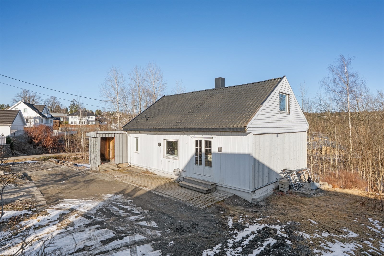 Joachim Norum Larsen i DNB Eiendom ønsker velkommen til Skogveien 29, like utenfor Drøbak sentrum. Galleribilde